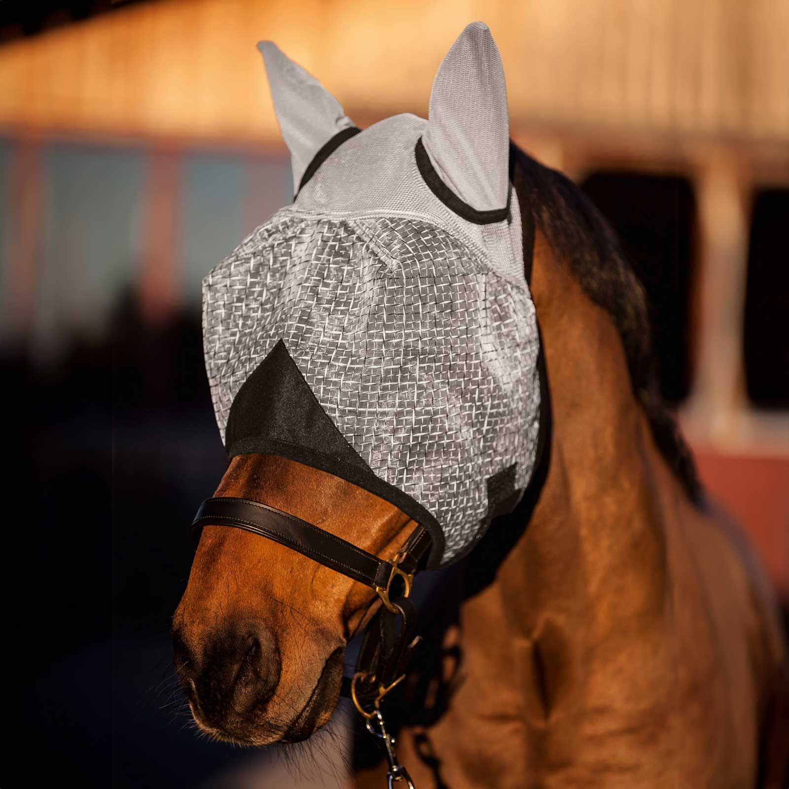 Covalliero Flugmask med öron- och UV-skydd, fleecevadderad, nätmaterial, i användning