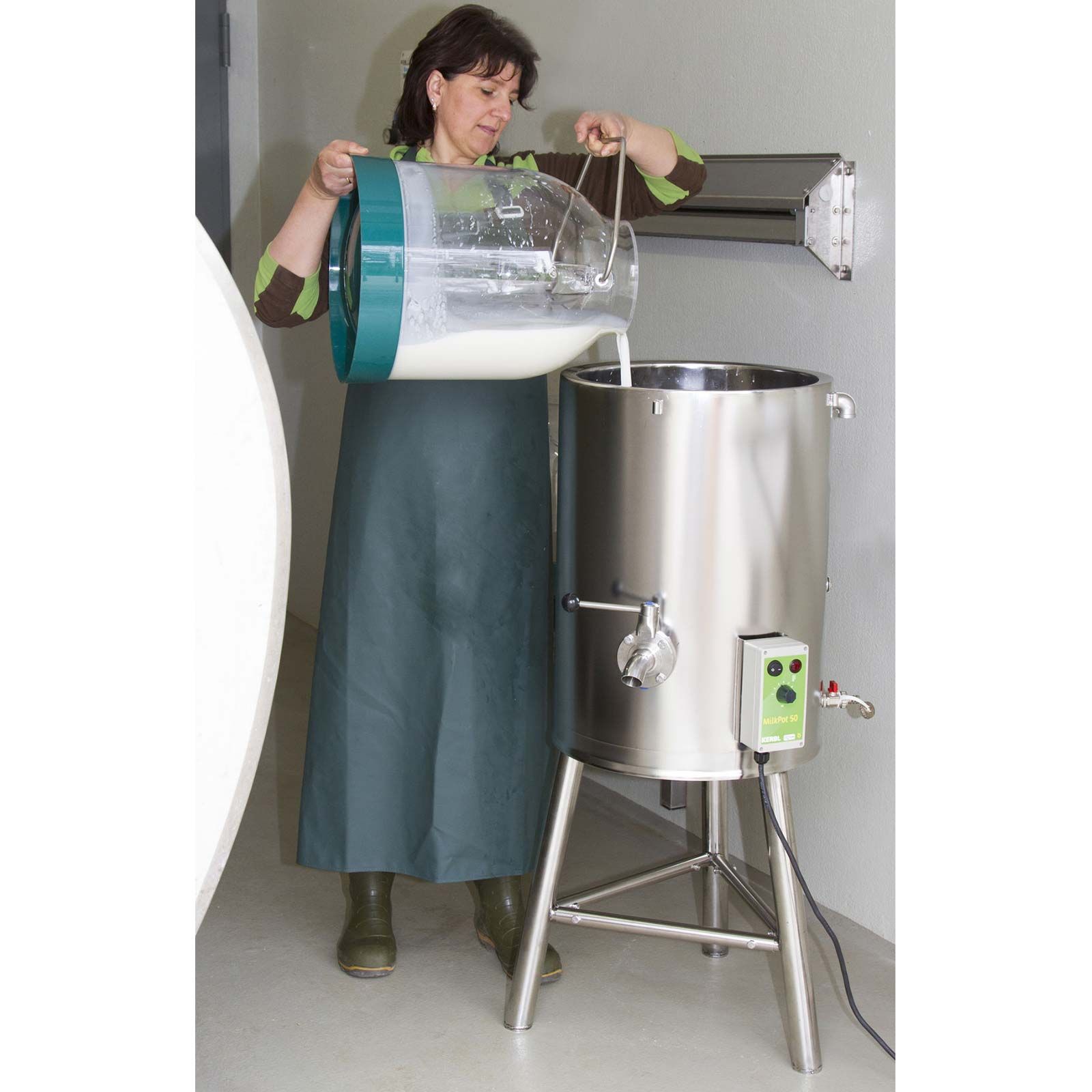 Încălzitor de lapte Kerbl MilkPot 50 litri cu baie de apă, în utilizare