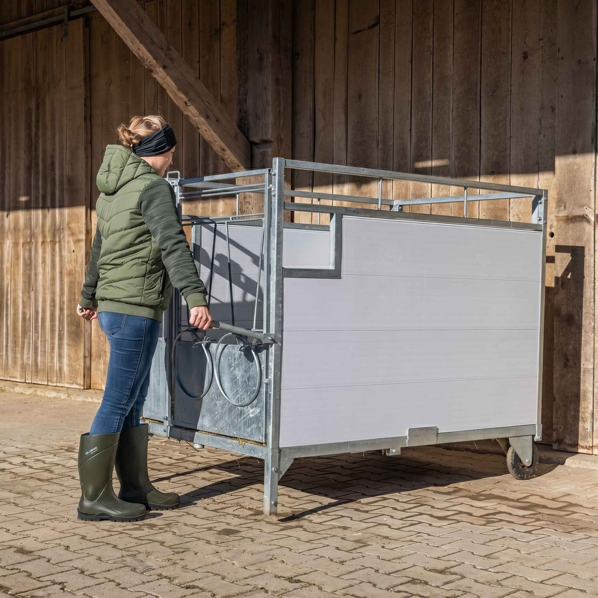  Stall, Viehstall, Metallanhänger, Rohrrahmen, Räderkarton, immergrüne Weste, Jeans, Stiefel, Person mit Augenbinde, Aufbewahrungskorb