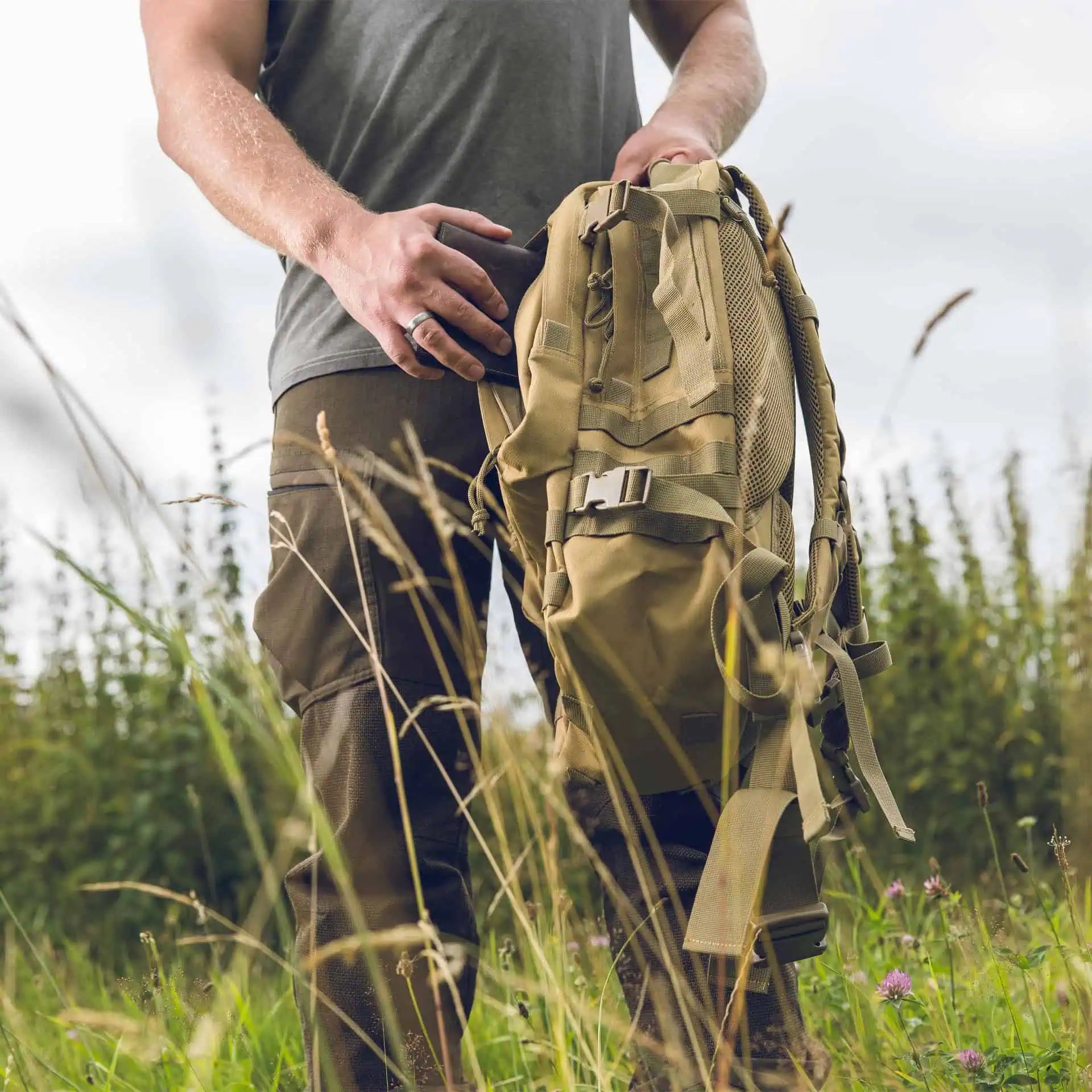 Sac à dos de chasse et de randonnée Eurohunt 2, en utilisation, dans la main