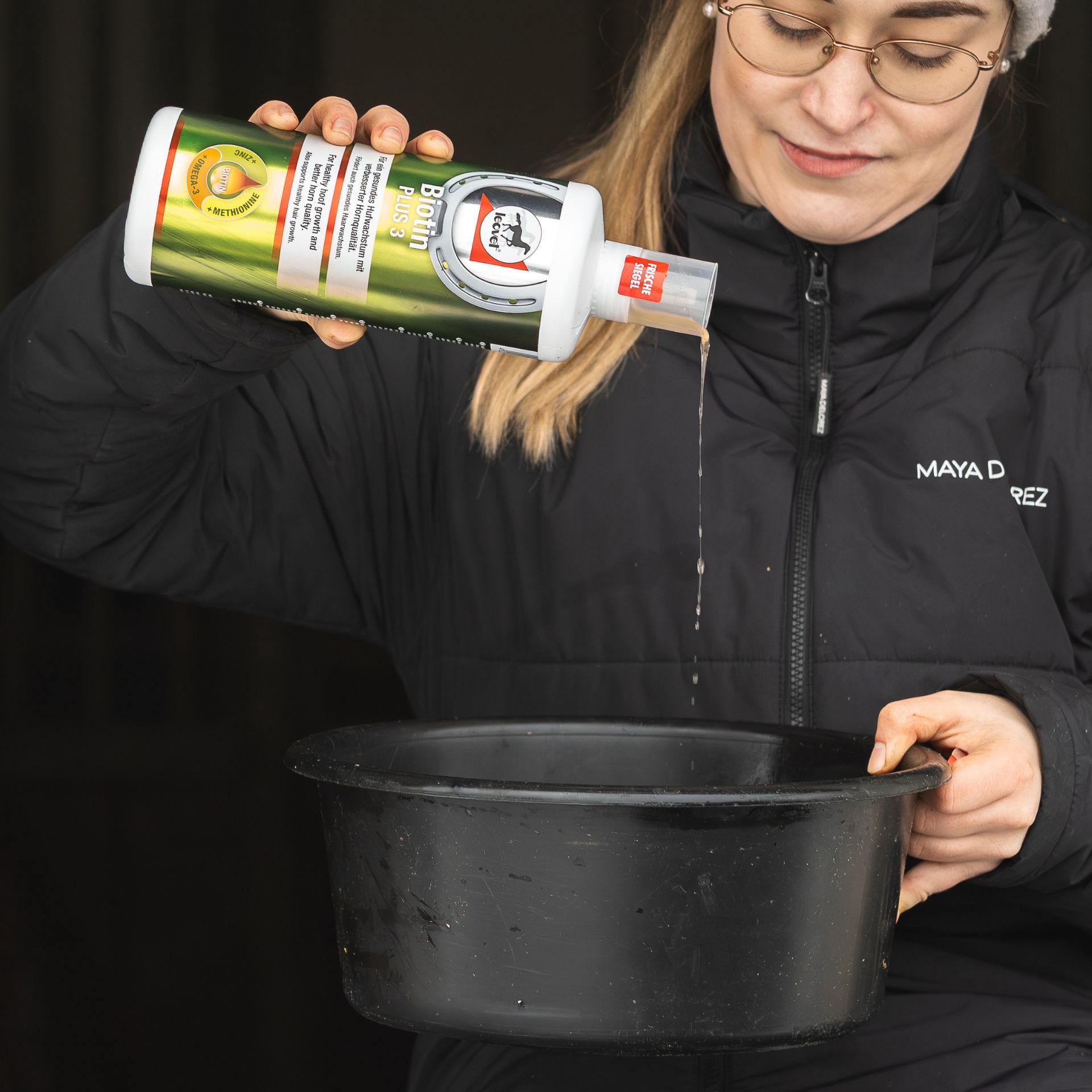 dishwashing liquid, container, black bucket, pout bottle, water pouring