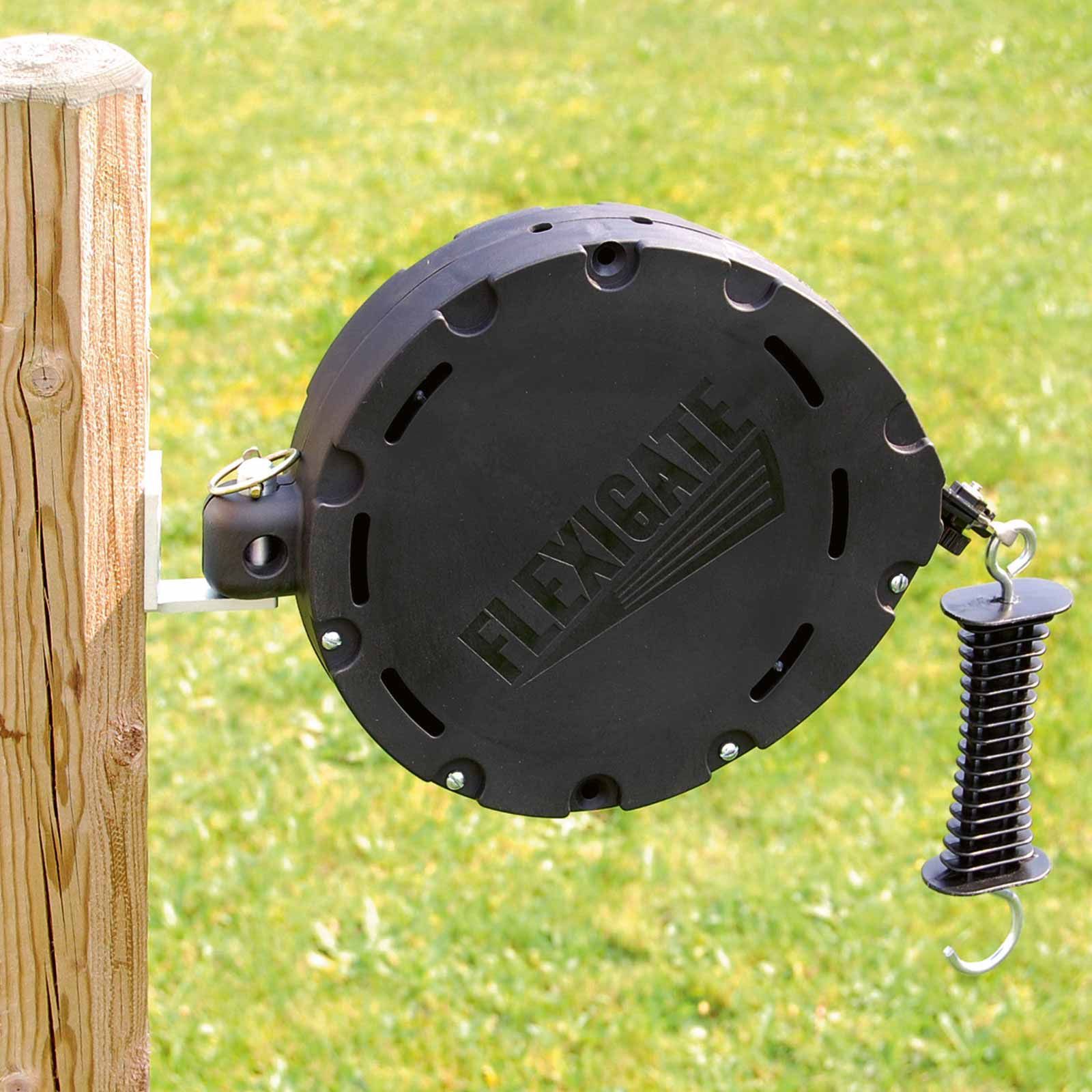 AKO FlexiGate Système de porte pour clôture électrique 19 m x 20 mm, en utilisation