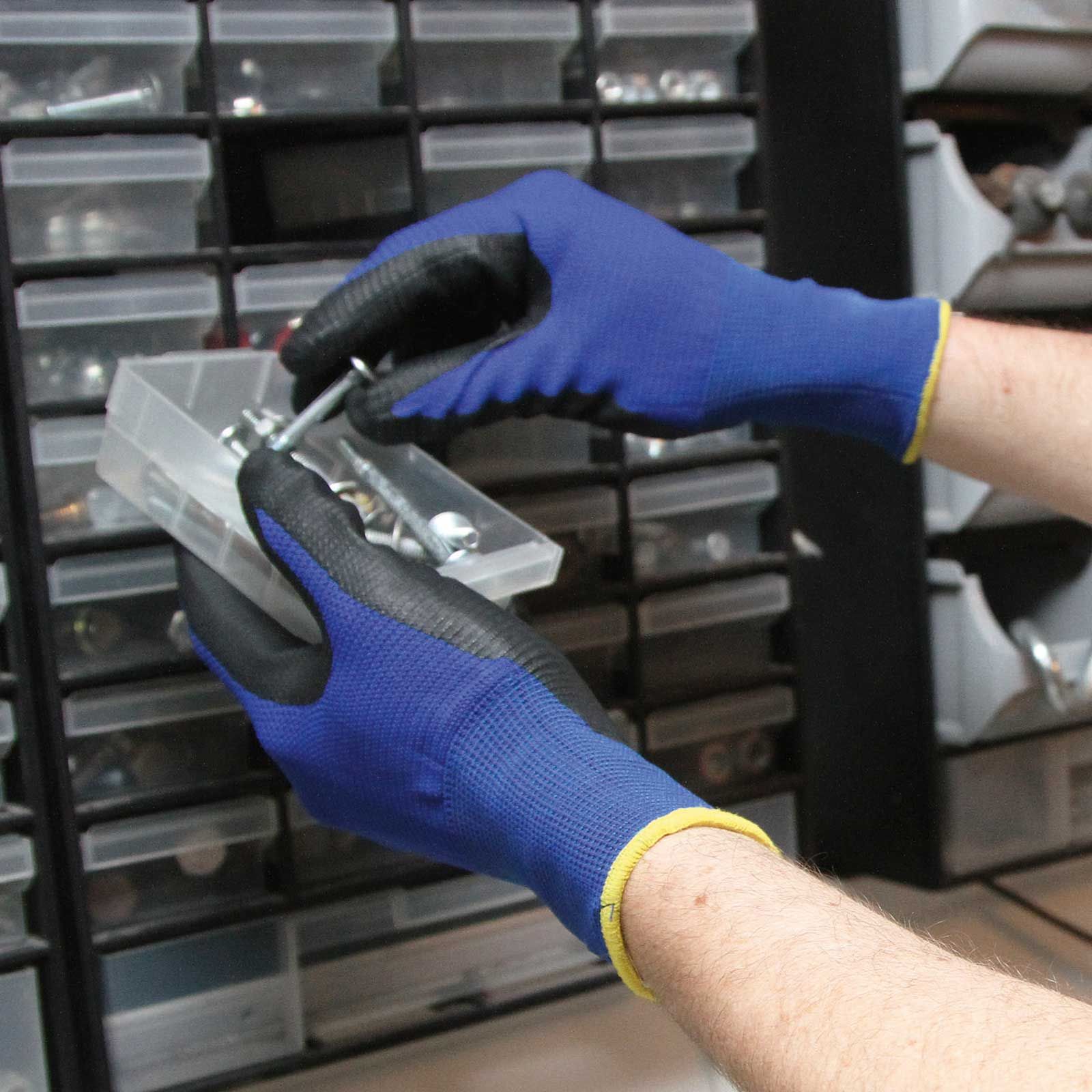 Guanti da lavoro per montaggio Keron Airtec, in uso, in mano
