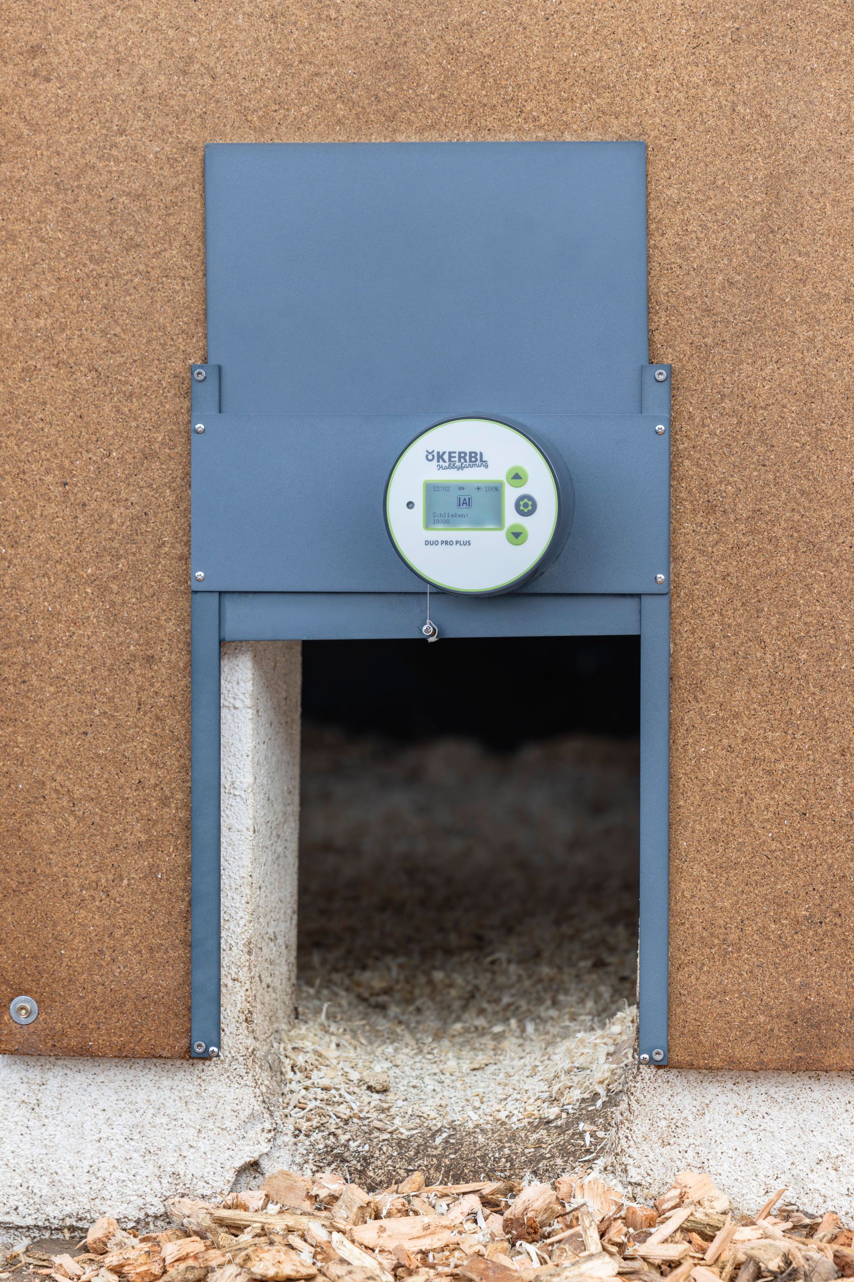 Kerbl Automatische Hühnertür Duo Pro Plus, Lichtsensor, im Einsatz, im Stall