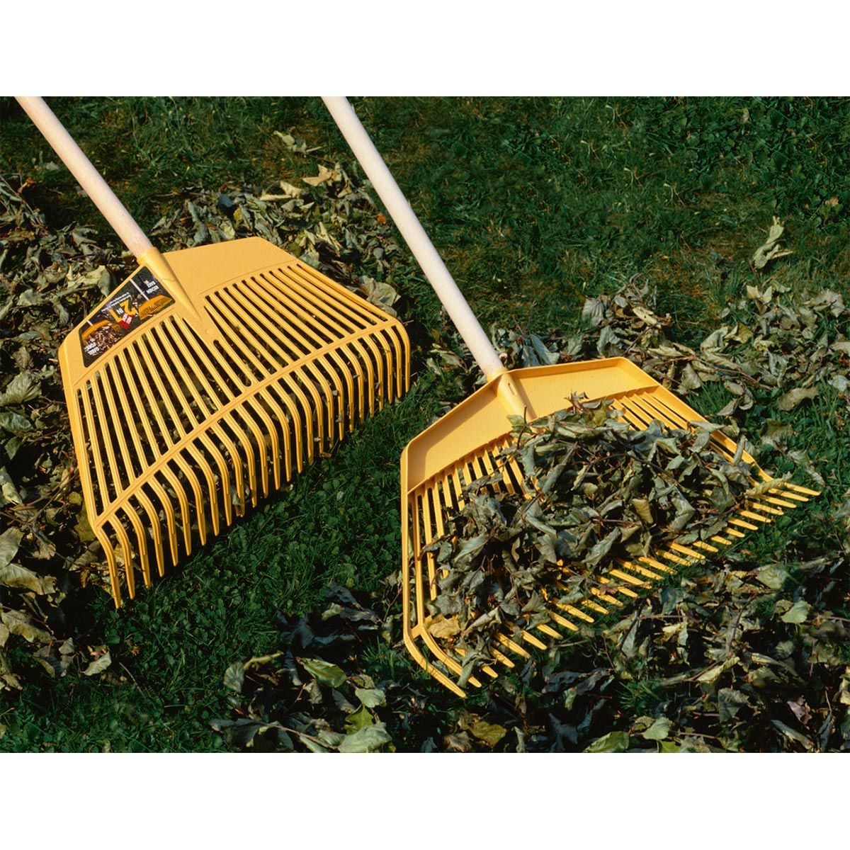 Kerbl Râteau à feuilles et fourche 26 dents, 60 cm de large, en utilisation