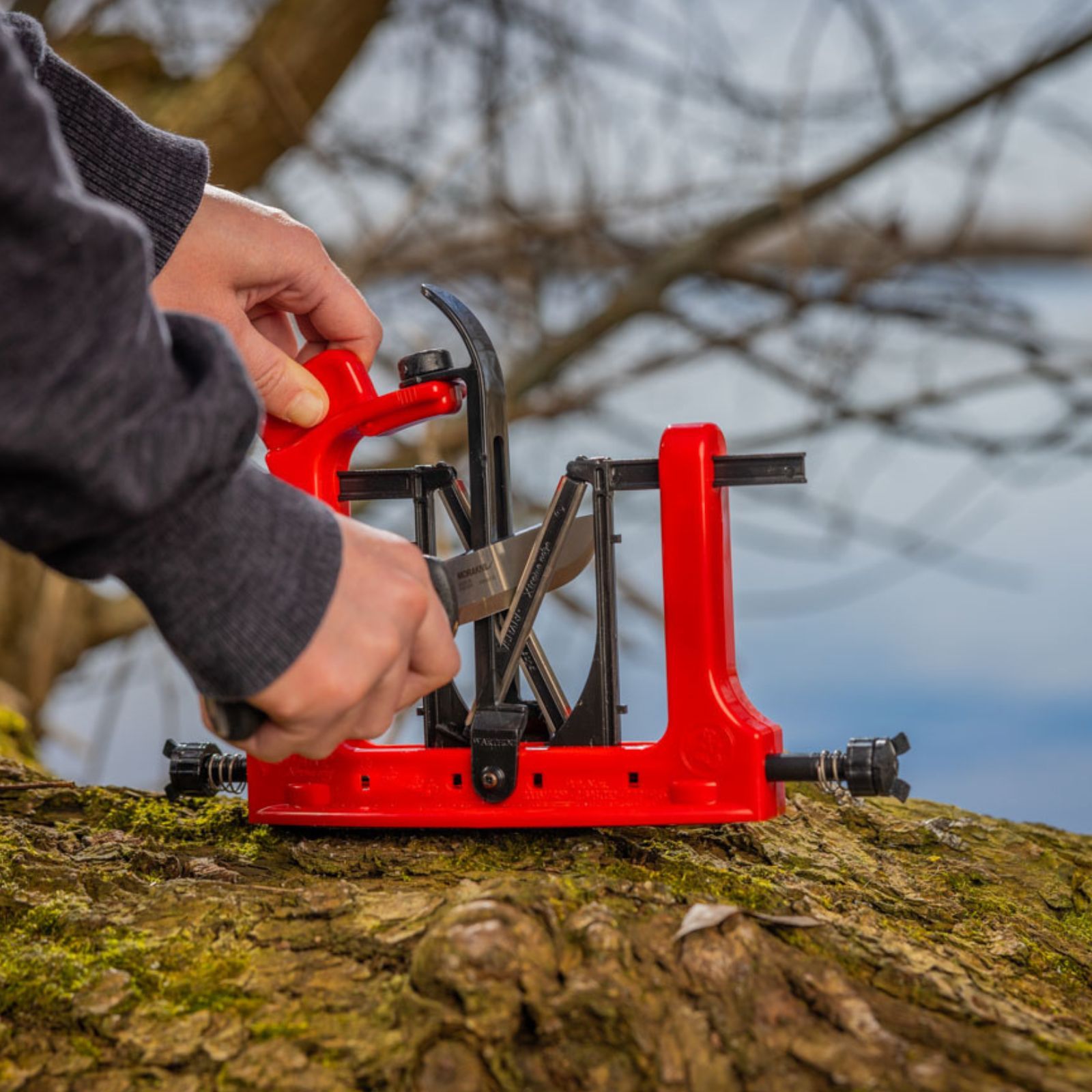 V-Sharp Xtreme Edge késélező, használat közben, kézben