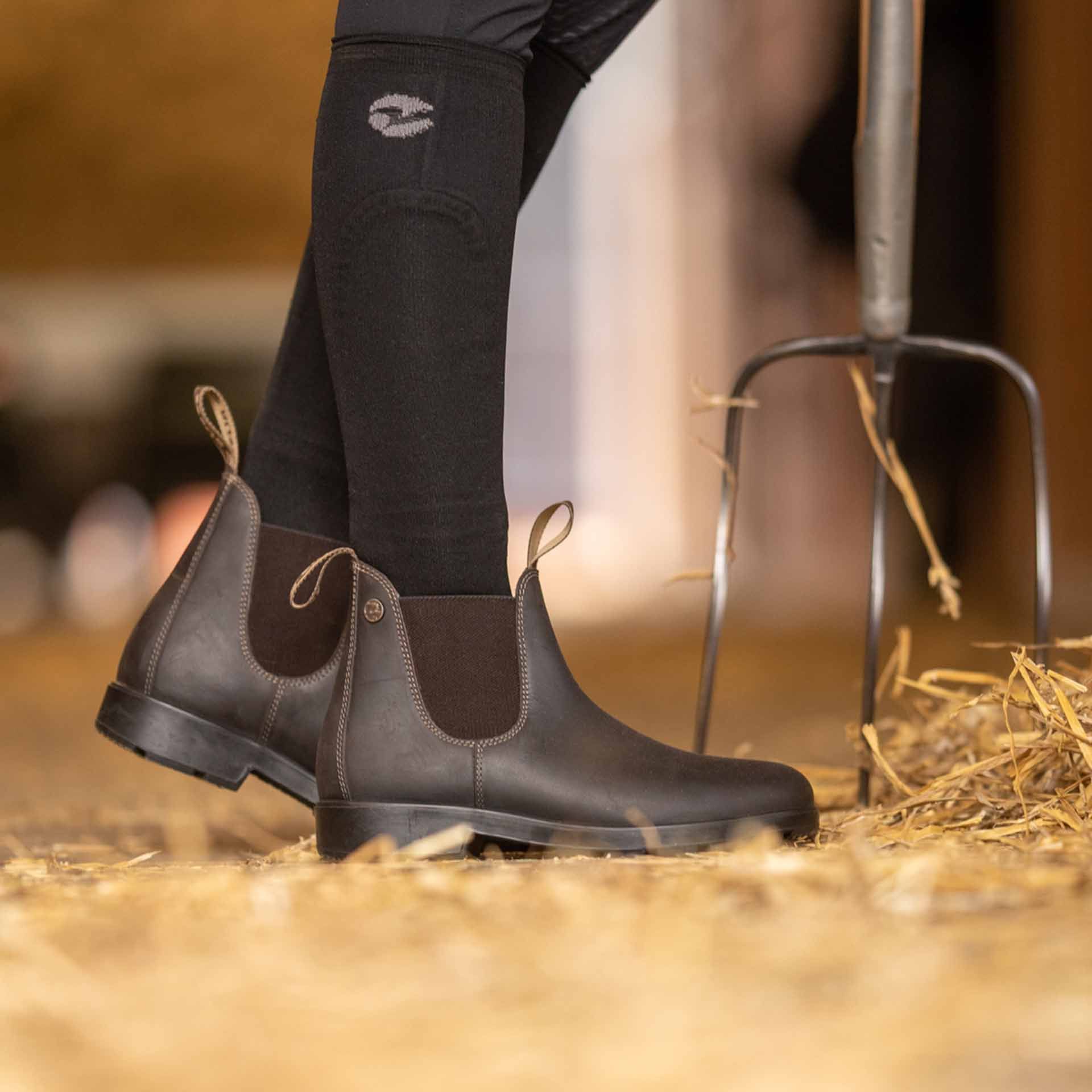 BUSSE Jodhpur-Stiefelette STABLE ROCK, Outback-Style, Nubukleder, im Einsatz, im Stall