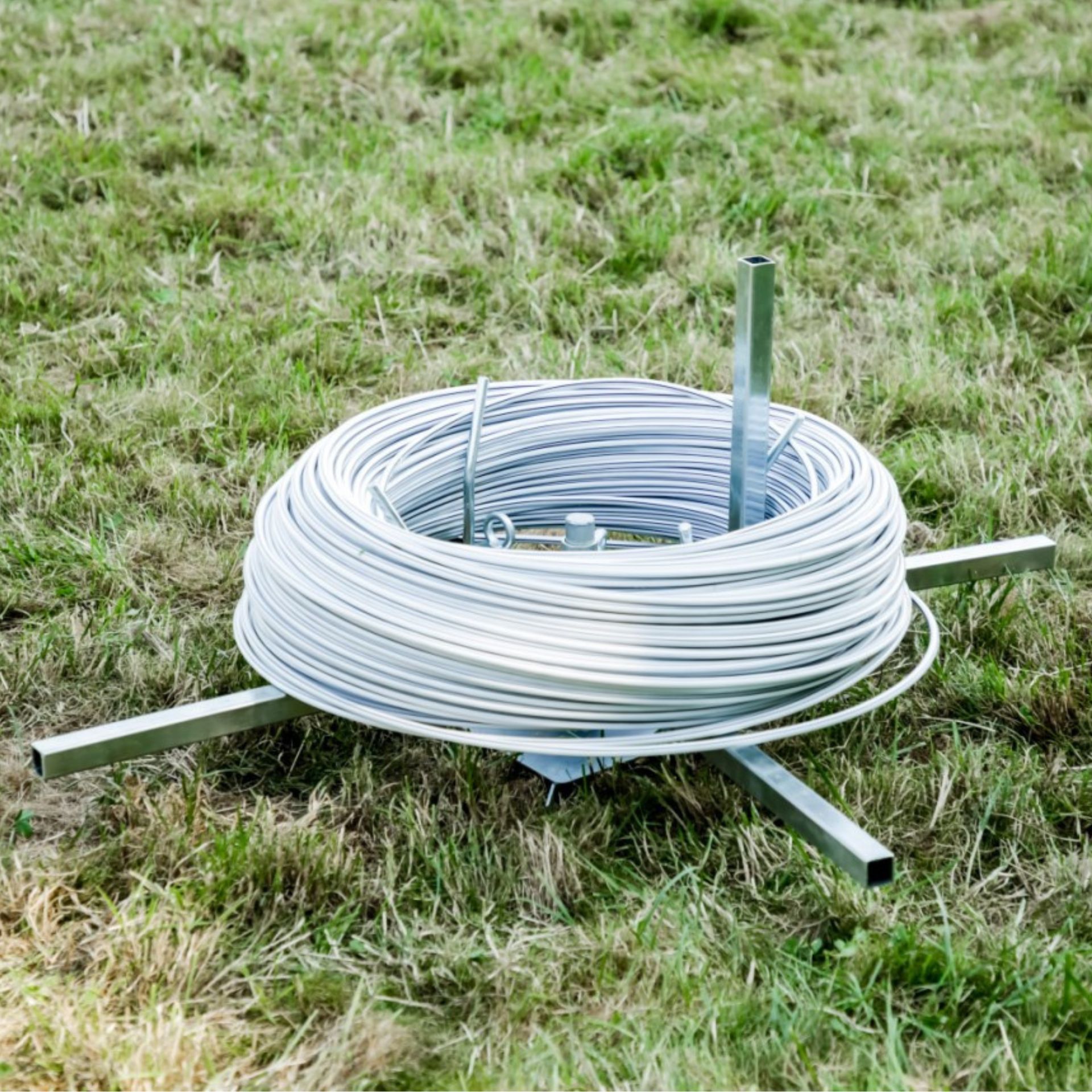 Kerbl Dérouleur pour fil Vario, fil de clôture 30-85 cm, en utilisation, au pré