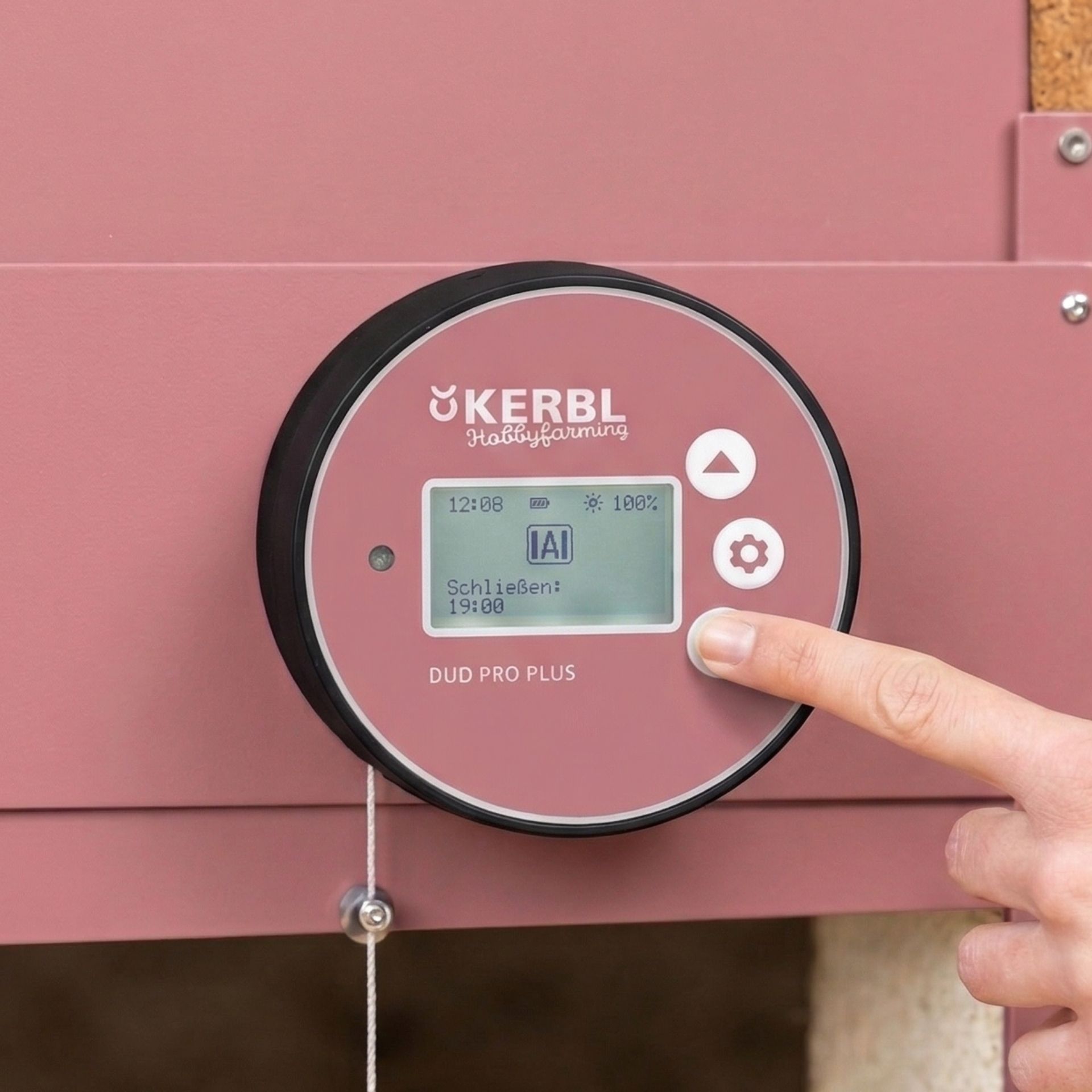 Kerbl Automatische Hühnertür Duo Pro Plus, Lichtsensor, Bedienelemente, in der Hand