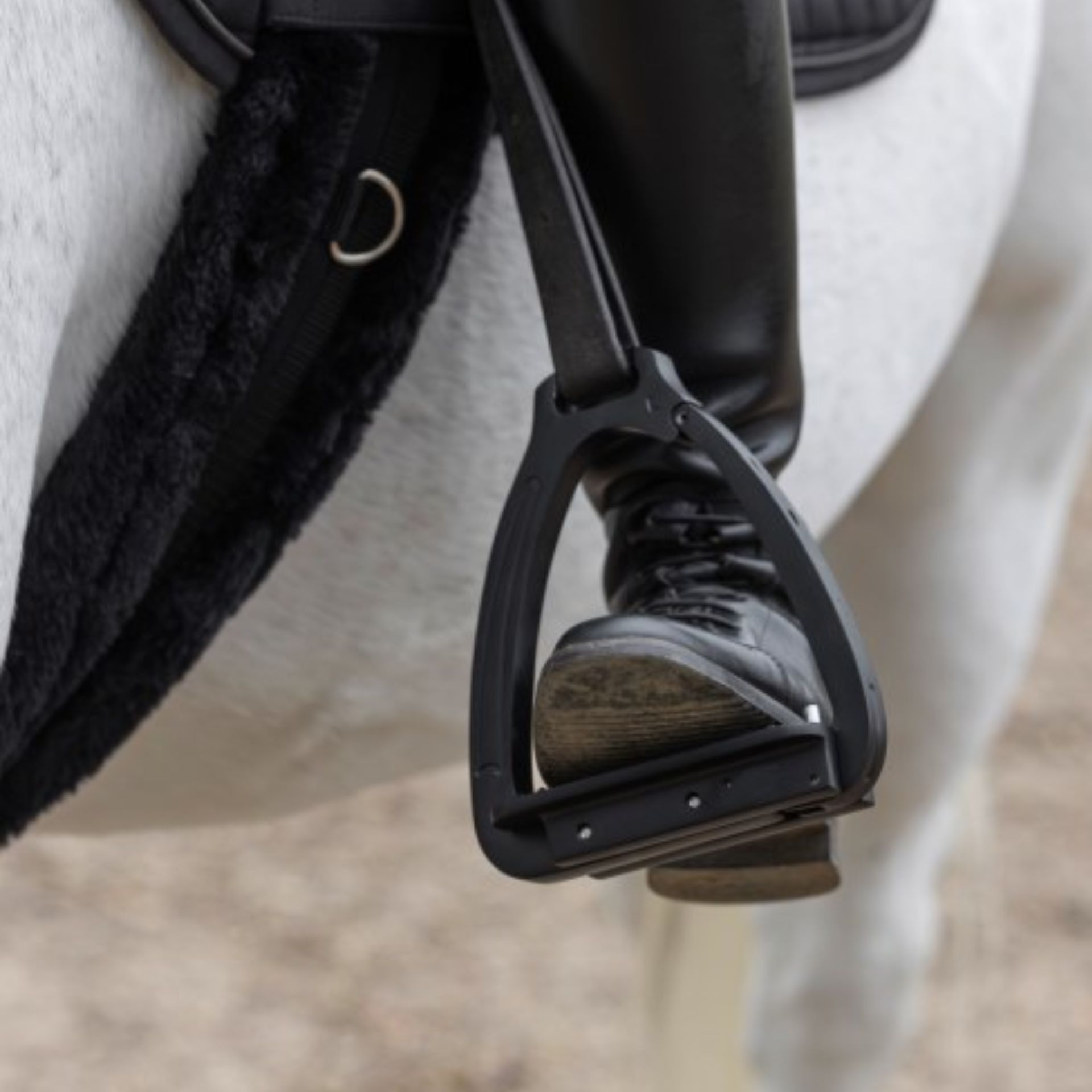Étriers de sécurité Covalliero Secure, branche latérale pivotante, en utilisation