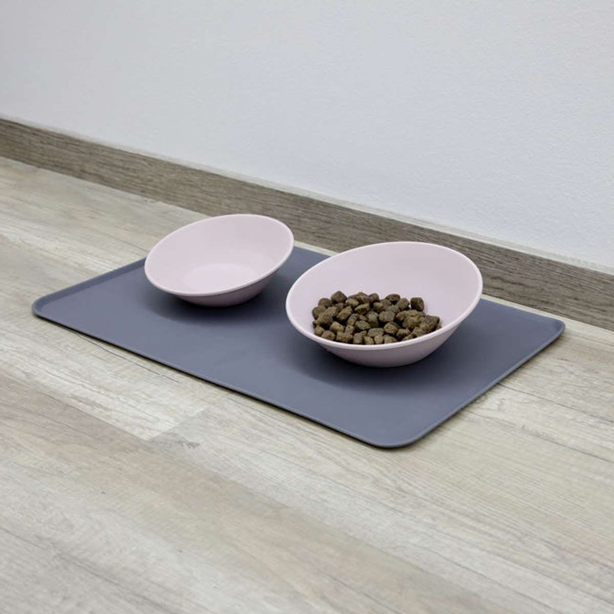 Kerbl Napfunterlage Silikon mit Rand, rutschfest, 47 x 29 cm, Anwendungsbeispiel