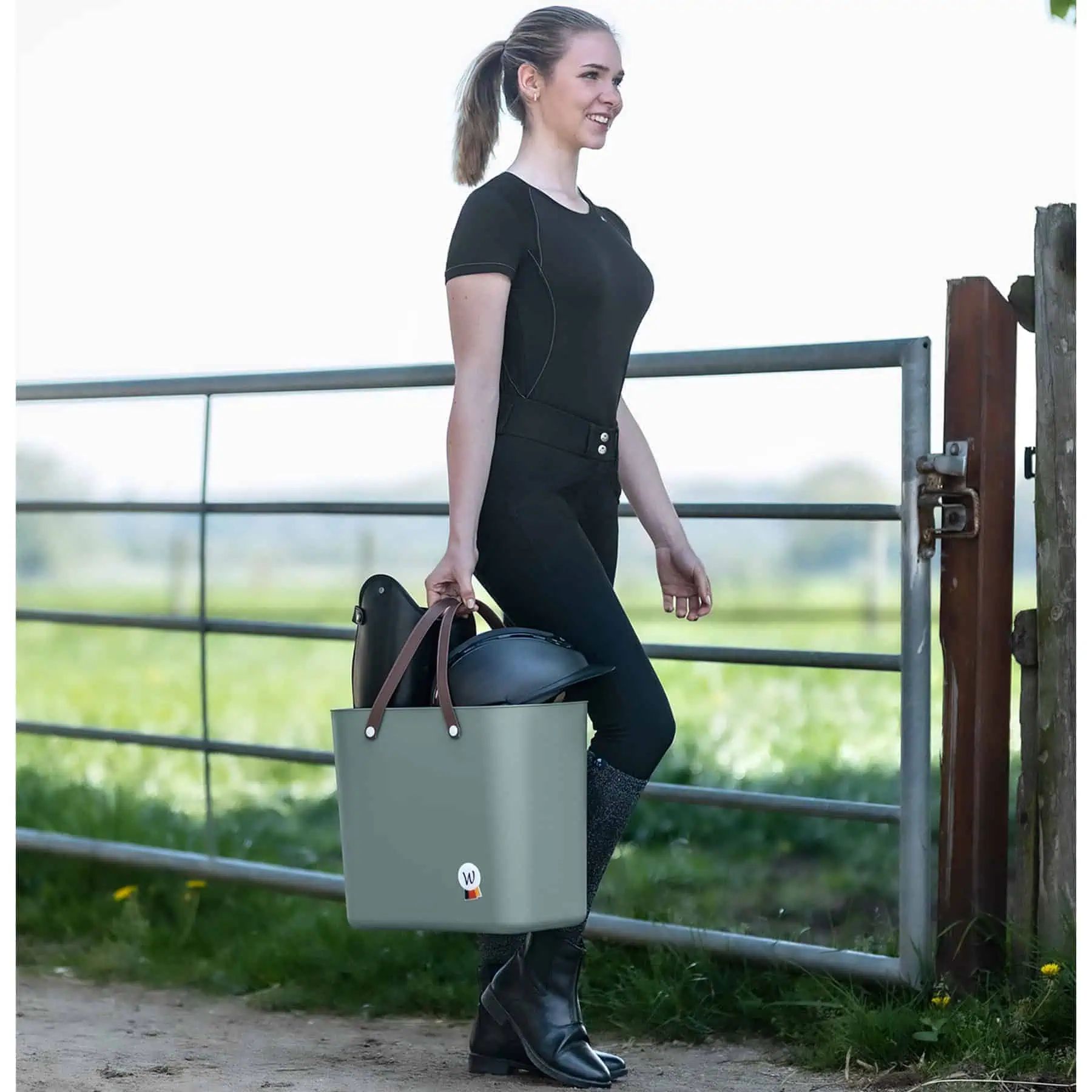 Waldhausen Multibag ECO 25 L, Robusztus Táska Újrahasznosított Anyagból, használat közben, kézben