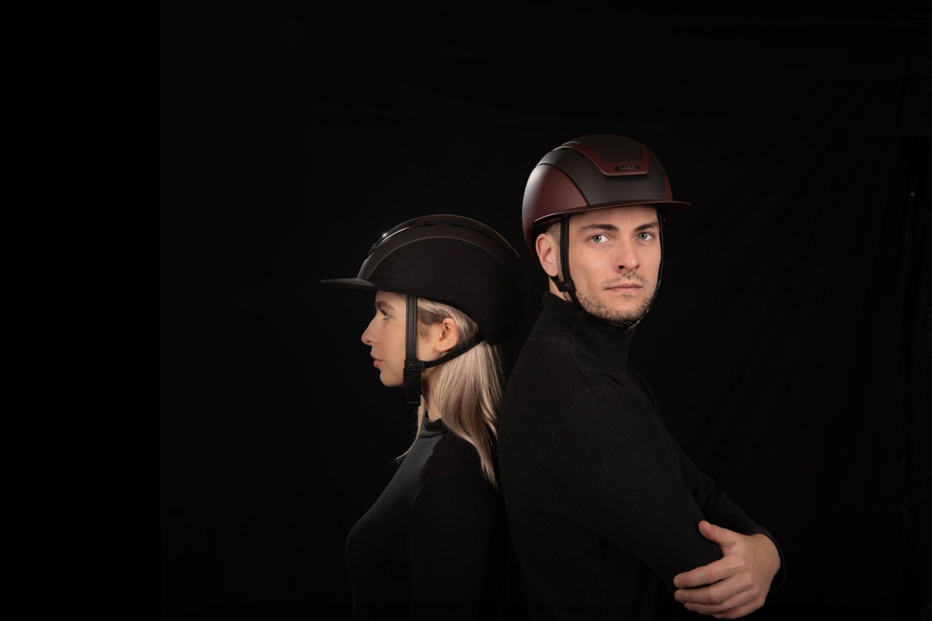 Reithelm, Schwarzer Helm, Bordeauxroter Helm, Kinnriemen, Reitausrüstung