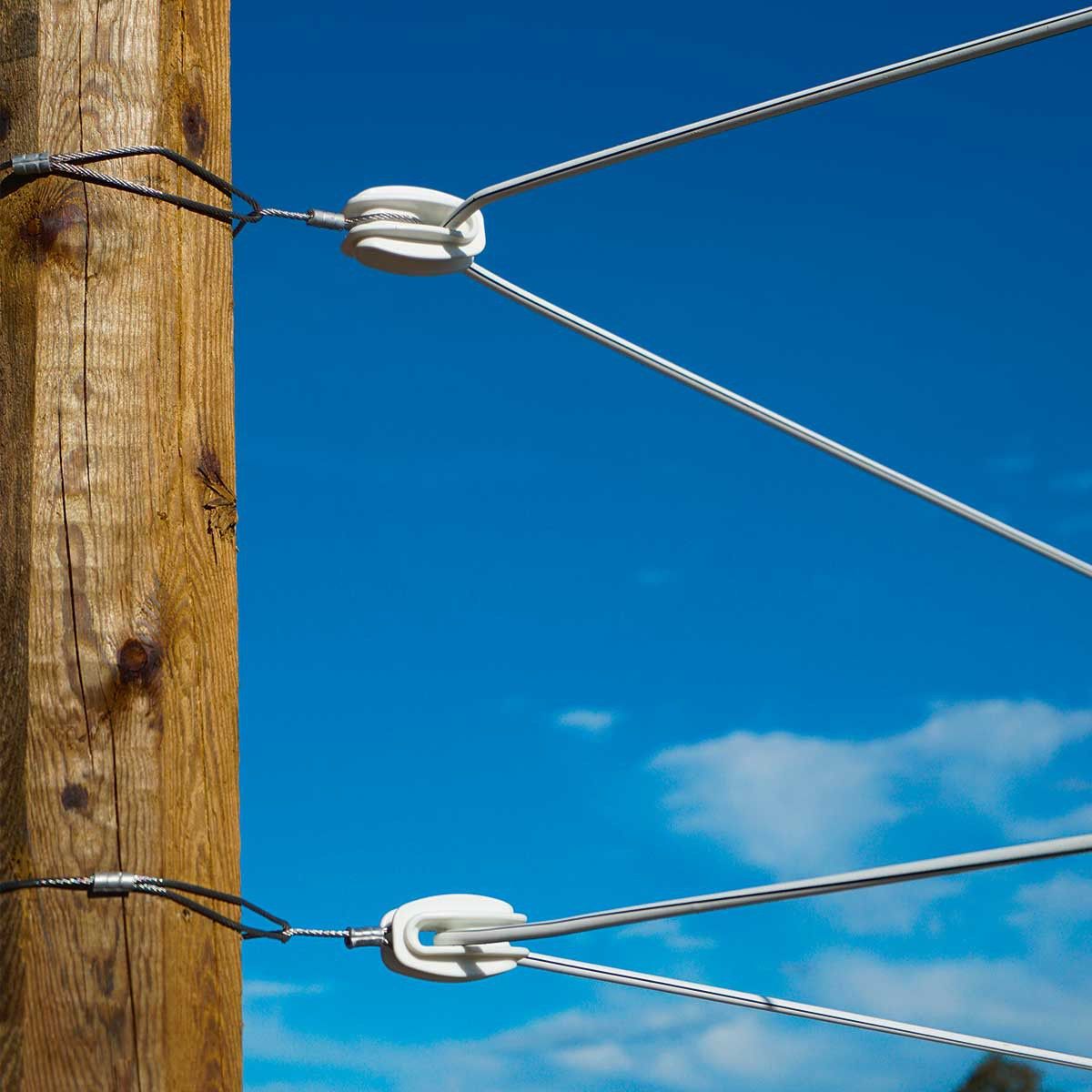 AKO Weidezaundraht Ecklösung für Premium Horse Wire, 3er Set, im Einsatz, Isolator