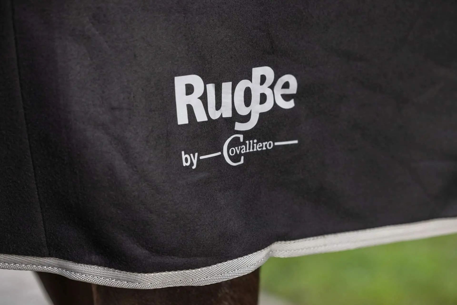 Covalliero Fleecefilt RugBe Economic svettfilt med bringspänne och svansrem, detaljbild, logotyp