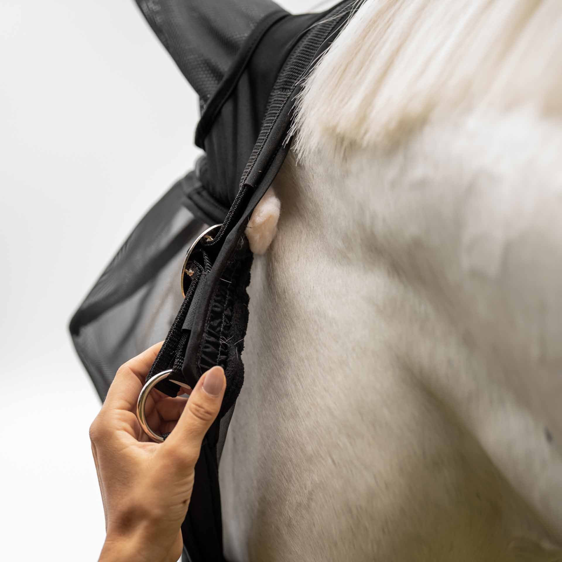 BUSSE Fluggrimma FAST PLUS med skydd för ögon, öron & mule, i användning, förslutning