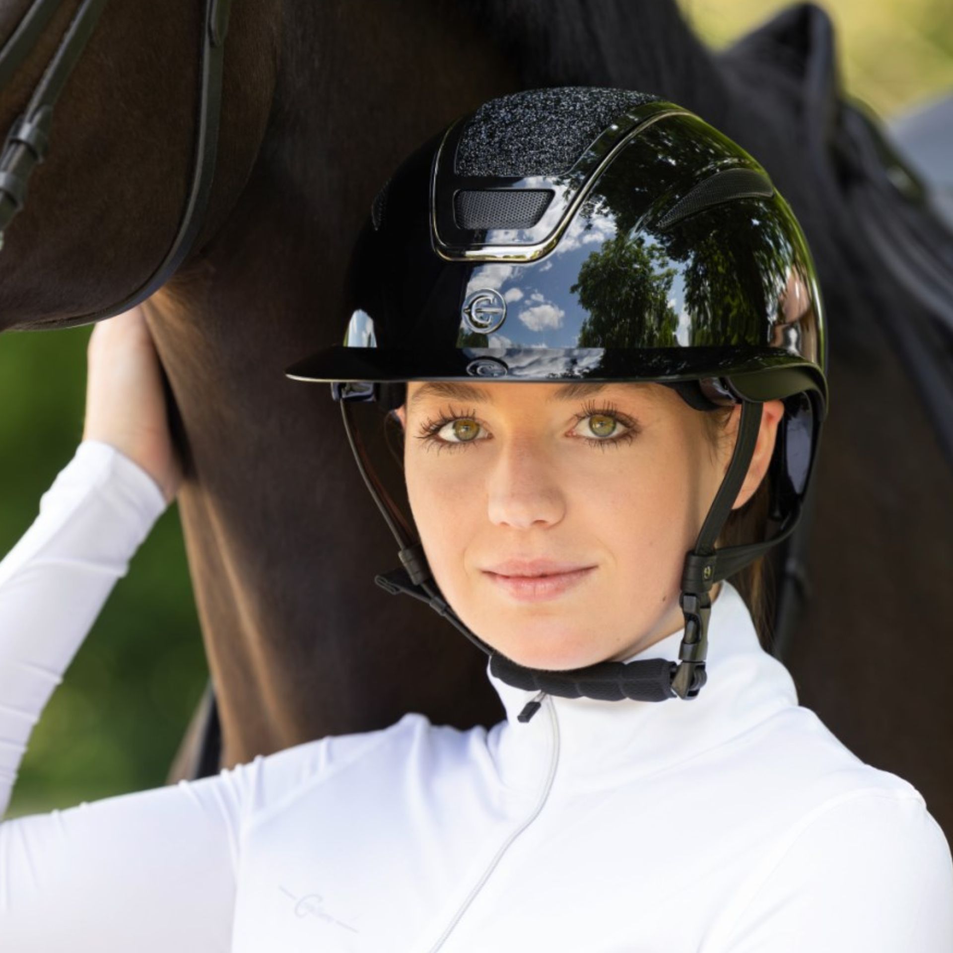 Casque d'équitation Covalliero Elite Polo avec visière polo, en utilisation