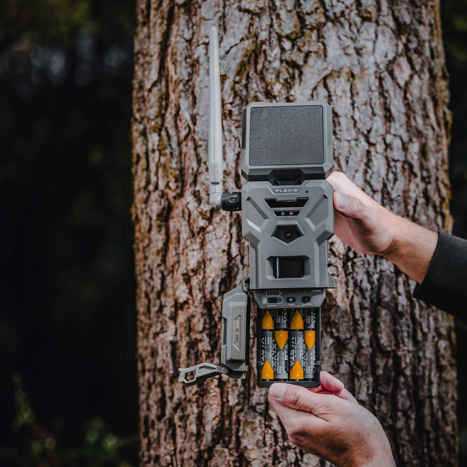 Spypoint Wildkamera FLEX-S mit Solarpanel, 36 MP, LTE, im Einsatz, in der Hand
