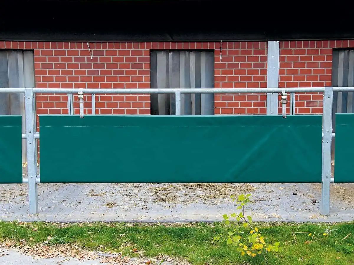 Growi Durchtrittschutz für Weidetore, feuerverzinkt, im Einsatz, im Stall