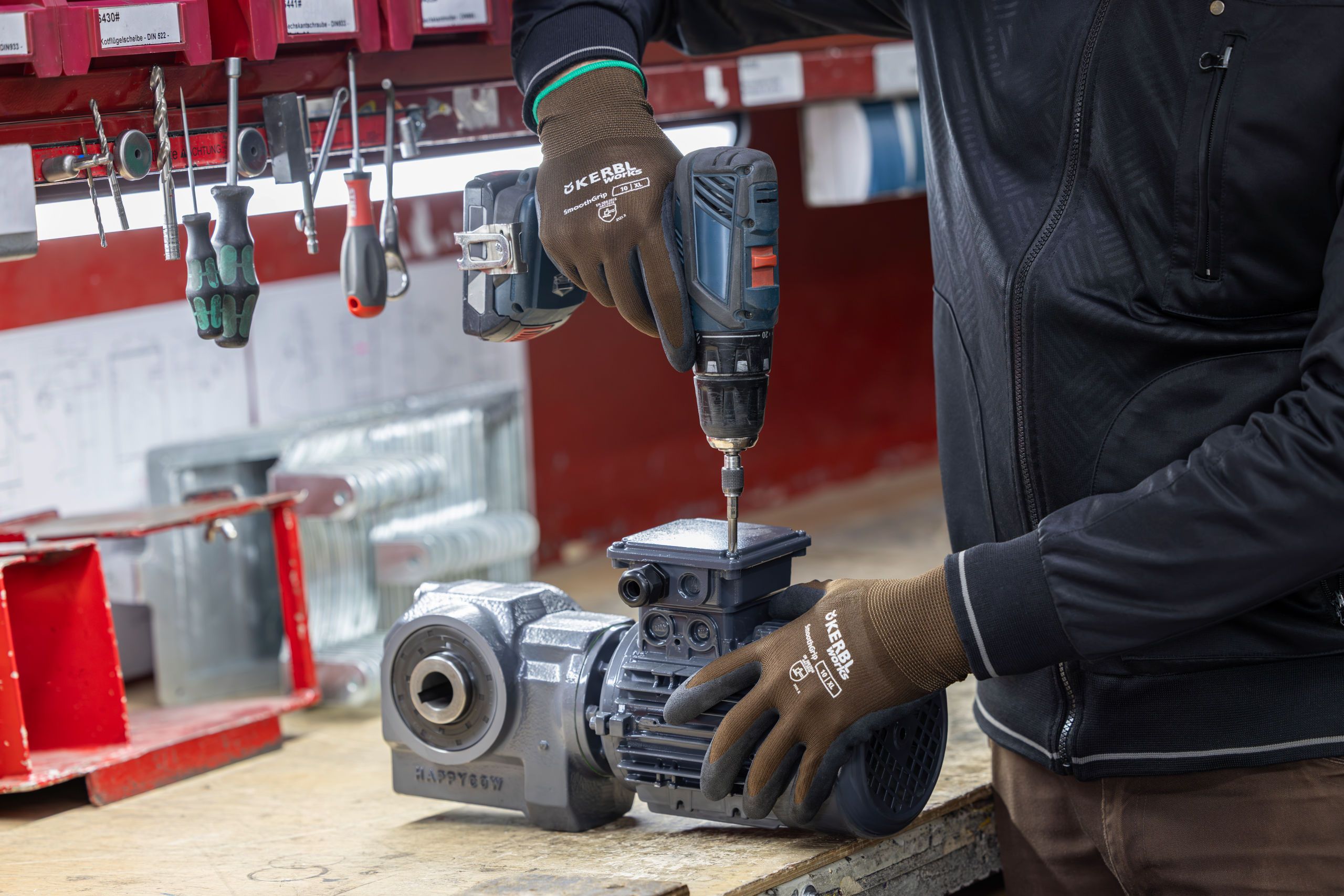 Akku-Bohrmaschine, Bohrer, Elektromotor, Arbeits-Handschuhe, Getriebe