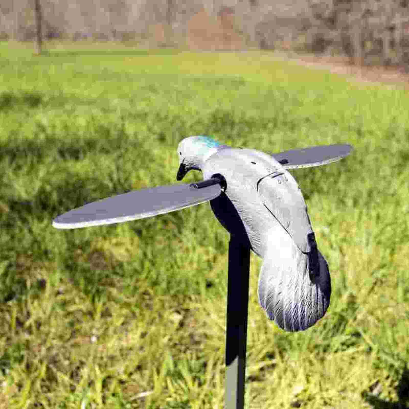 Mojo Pigeon/ Ringeltaubeattrappe, im Einsatz, auf der Weide