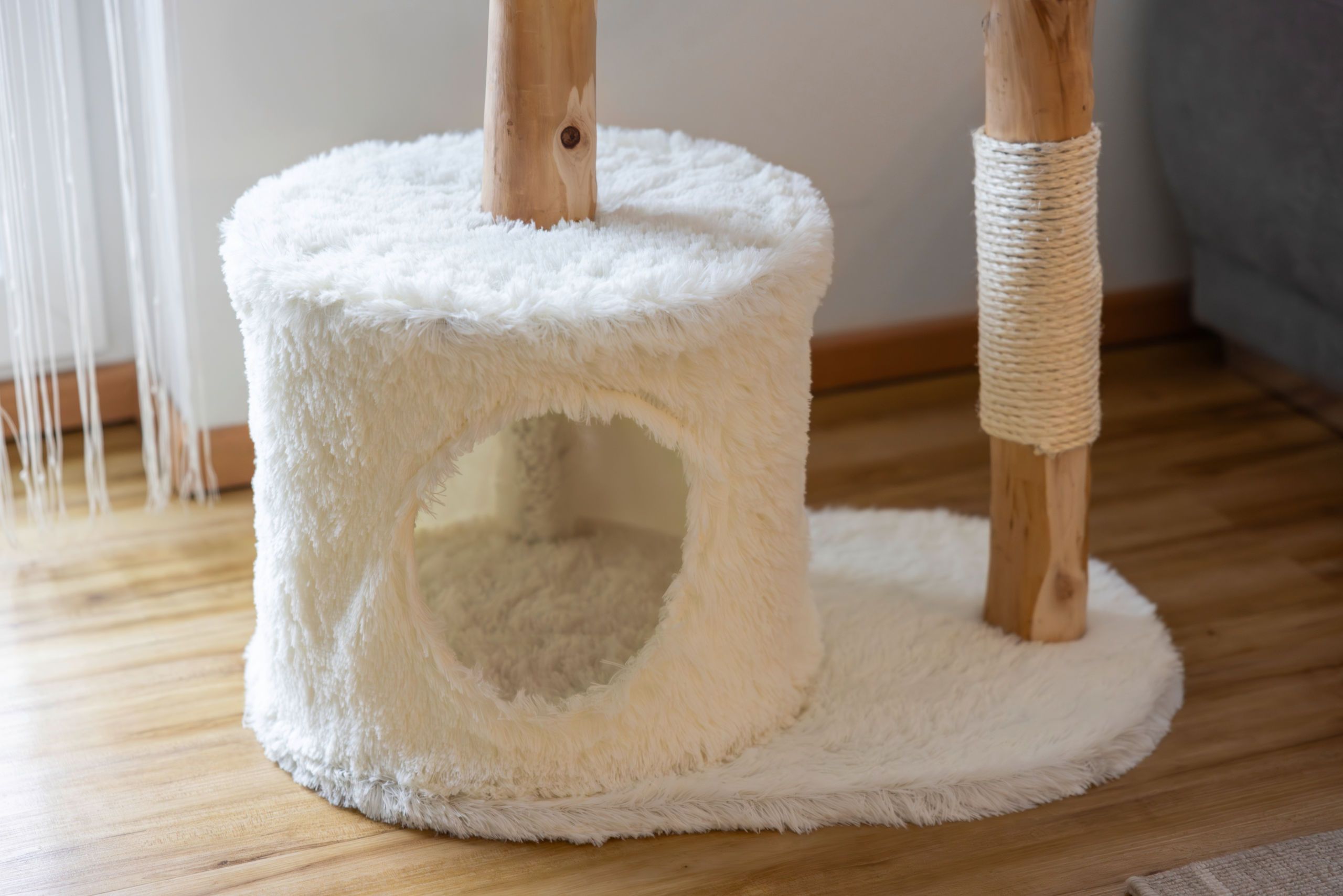 Kratzbaum, Haustiermöbel, Kuschelpfosten, weiße Felloberfläche, weiches Plüsch