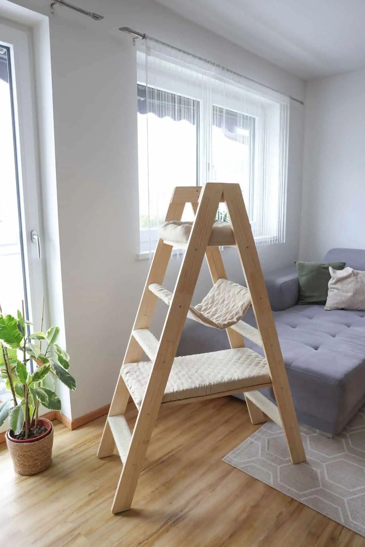 Kerbl Ladder kaparófa masszív fából, 3 fekvőfelülettel, 134 cm magas, használat közben, lakótérben