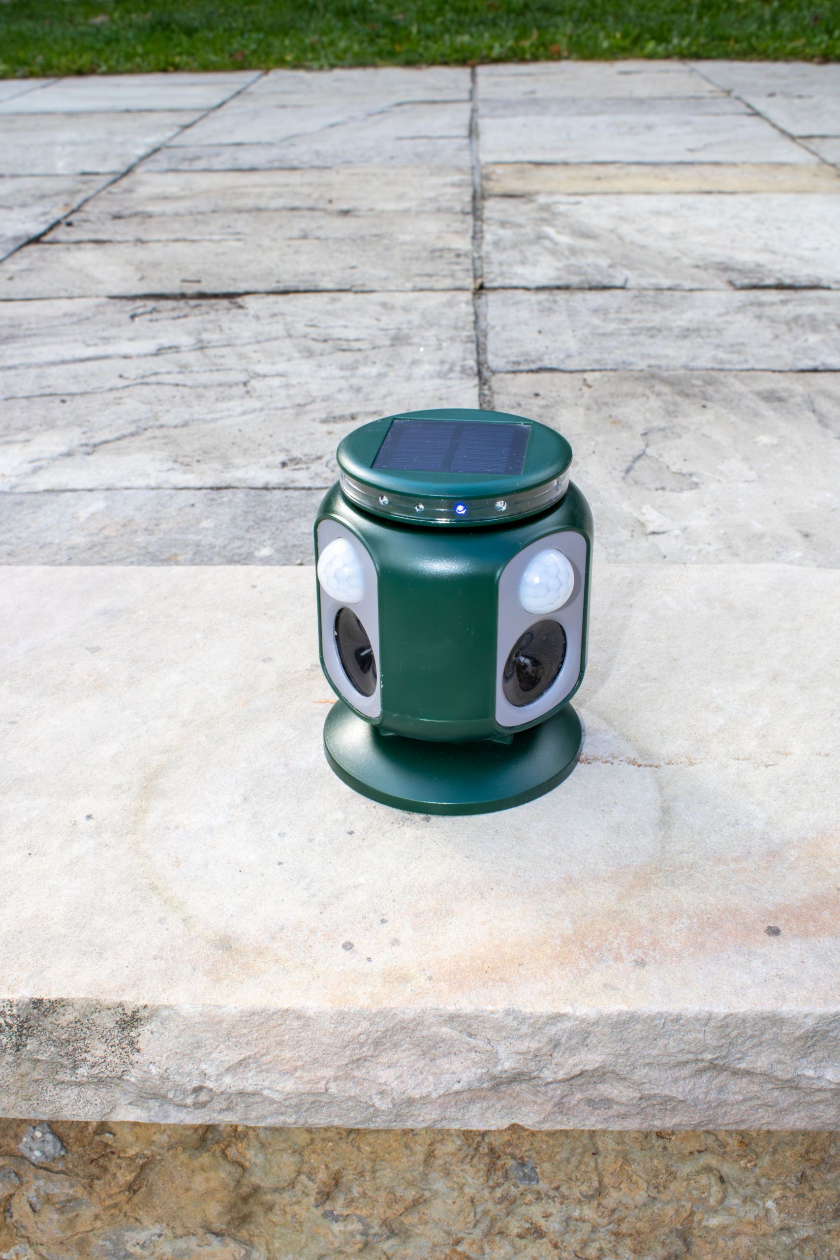 Répulsif à ultrasons solaire pour animaux MultiSonic, vue de côté