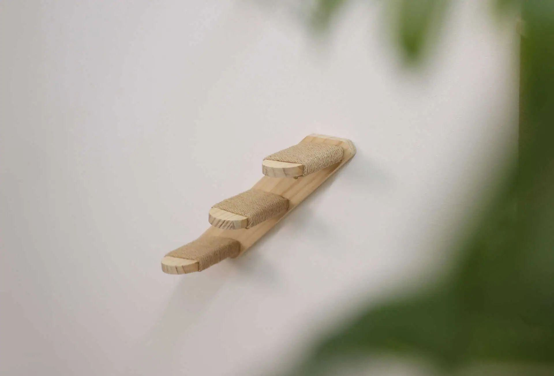 Scaletta per gatti Timber Kerbl, montaggio a parete con juta, 38 cm, in uso