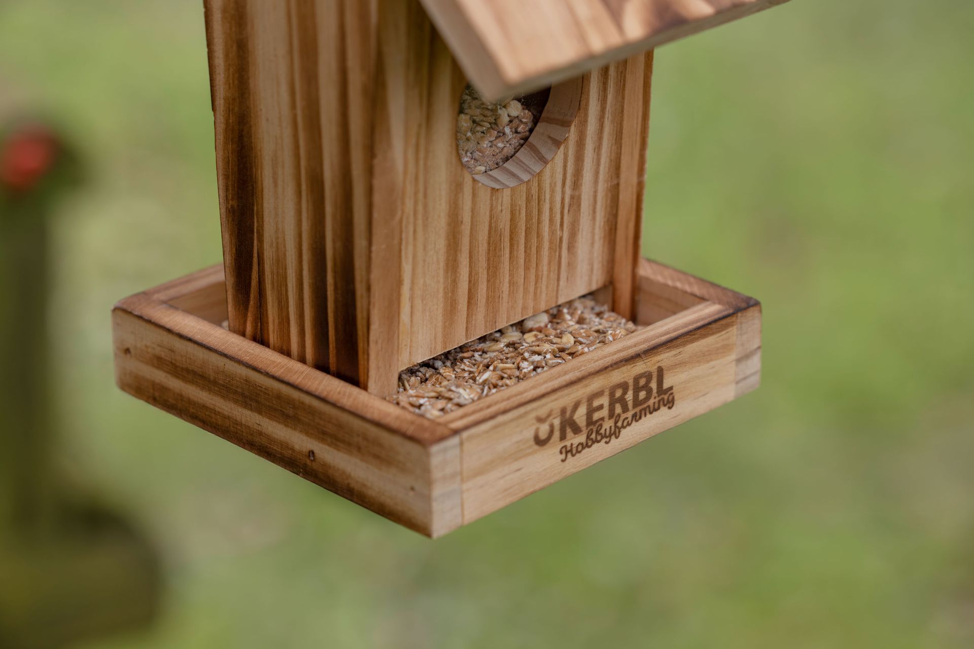 Kerbl Gindelalm madáretető ház, fa, felnyitható tetővel, 0,7 L, részlet, logó