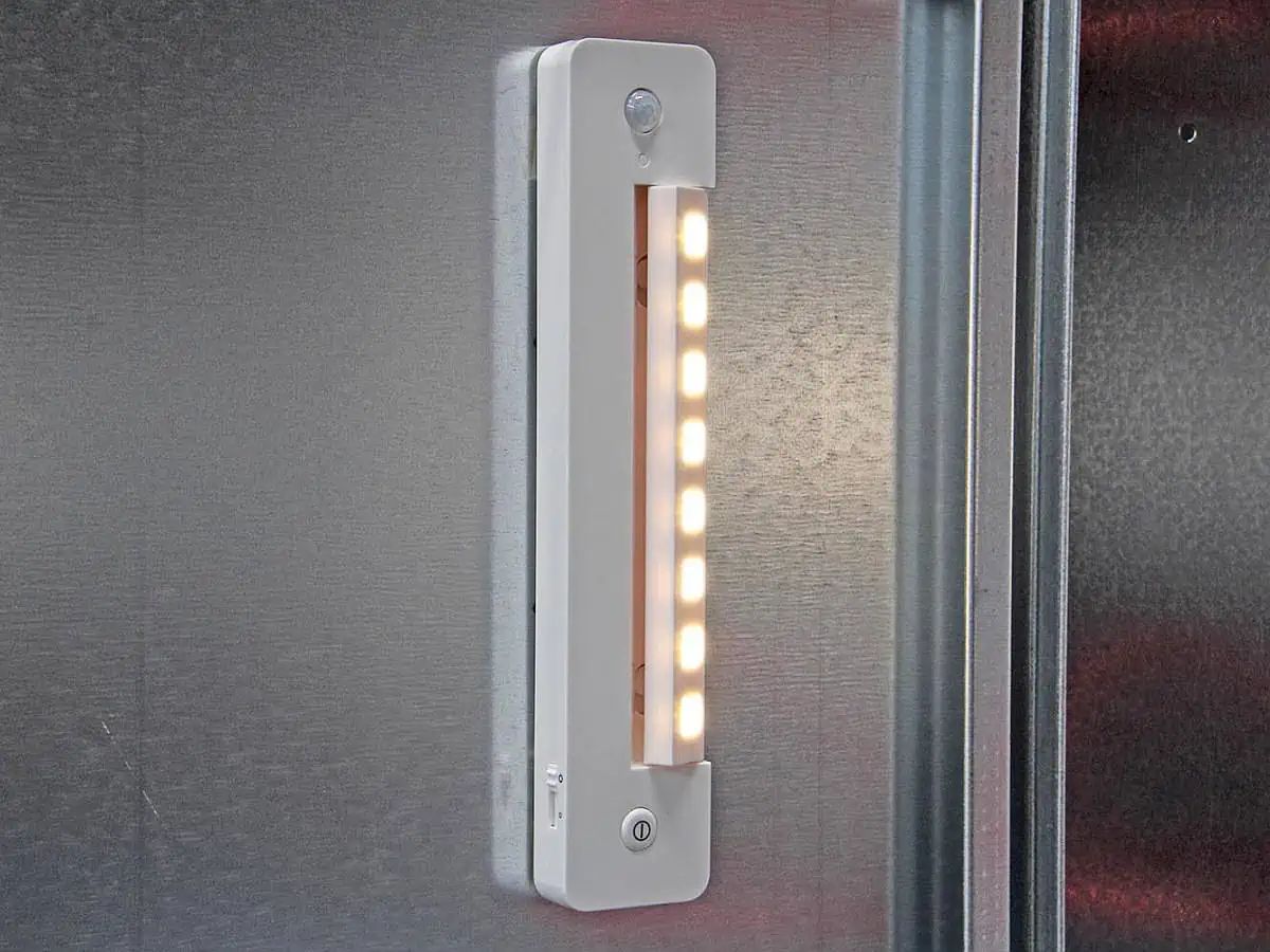 Growi LED-Schrankleuchte für Sattelschrank mit Bewegungsmelder, im Einsatz