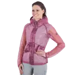 Frau in gemusterter Steppjacke in Rosa mit Kapuze und Reißverschluss