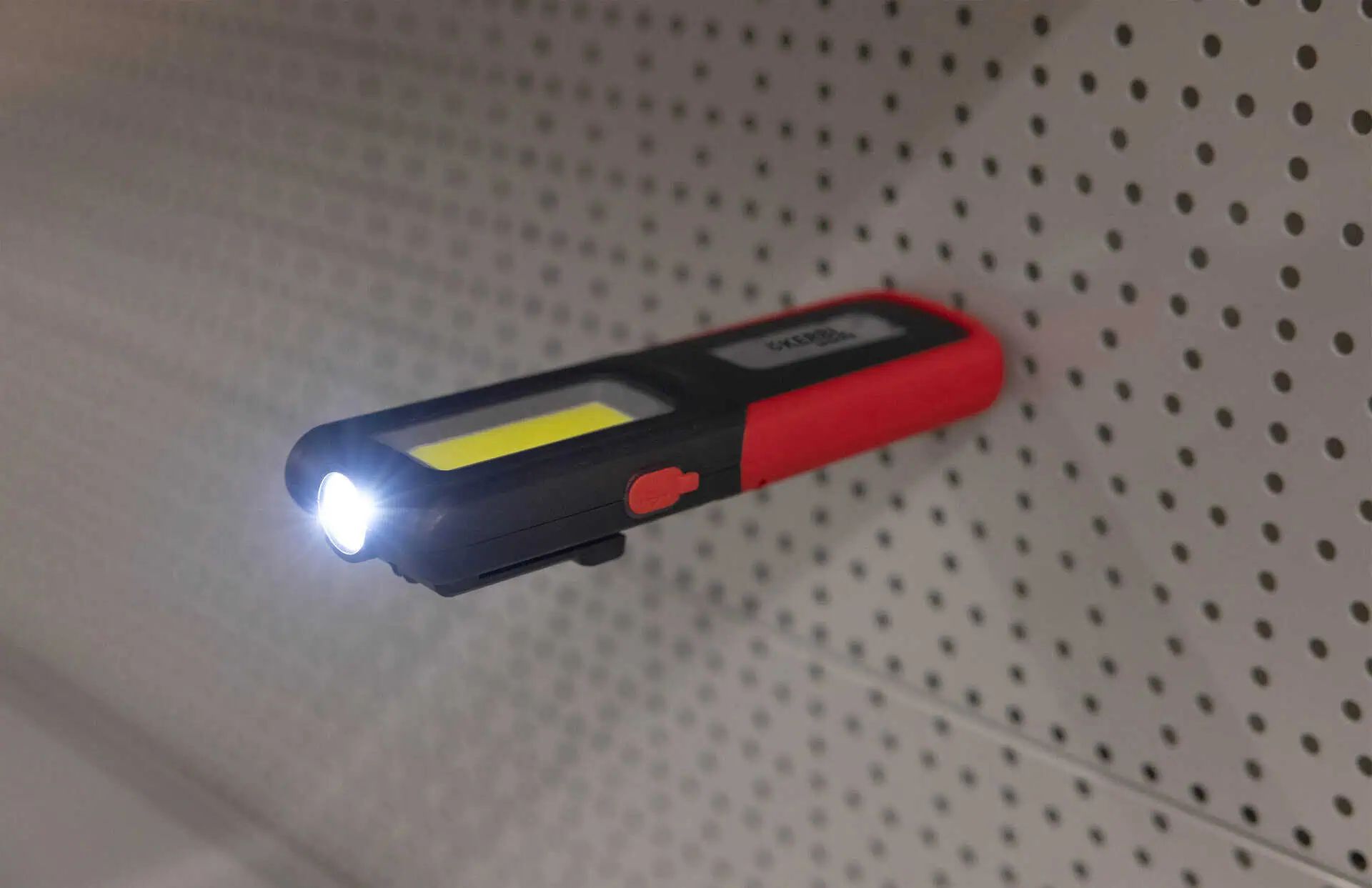 Kerbl WorkFire 350 LED munkalámpa, újratölthető, két fényforrással, használat közben