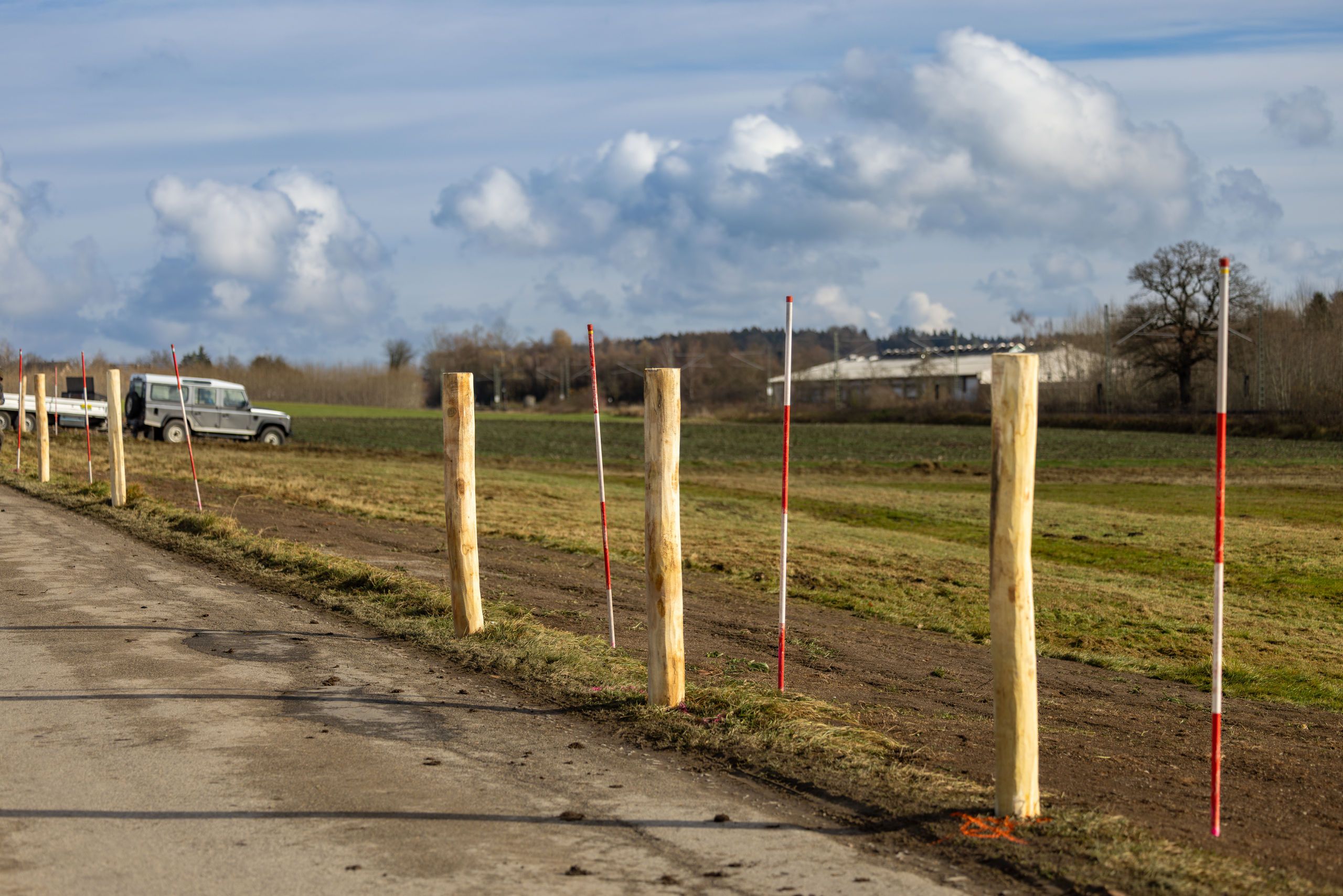 Holzpfosten, Pfosten, Baugebiet, ländliche Straße, Wiese