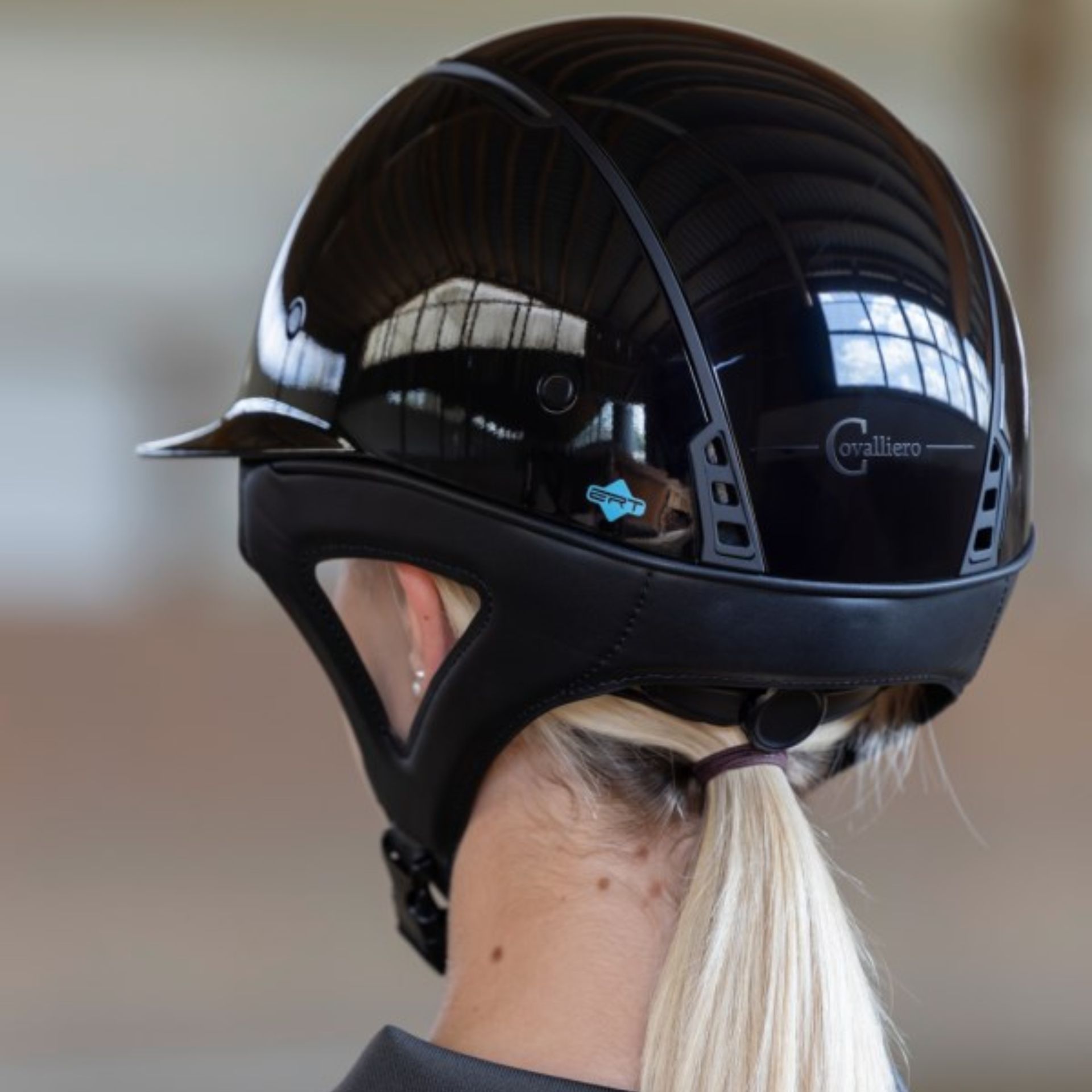 Covalliero Ridhjälm Eclipse Polo, högglans svart, med Disc-system och ERT, vy bakifrån