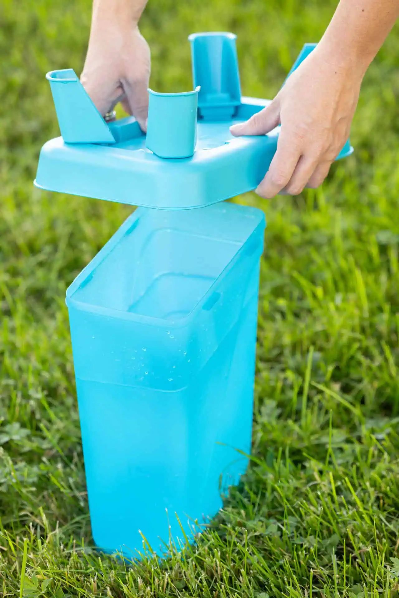 Kerbl baromfi itató lábakkal, időjárásálló, műanyag, skálával, 3,5 L