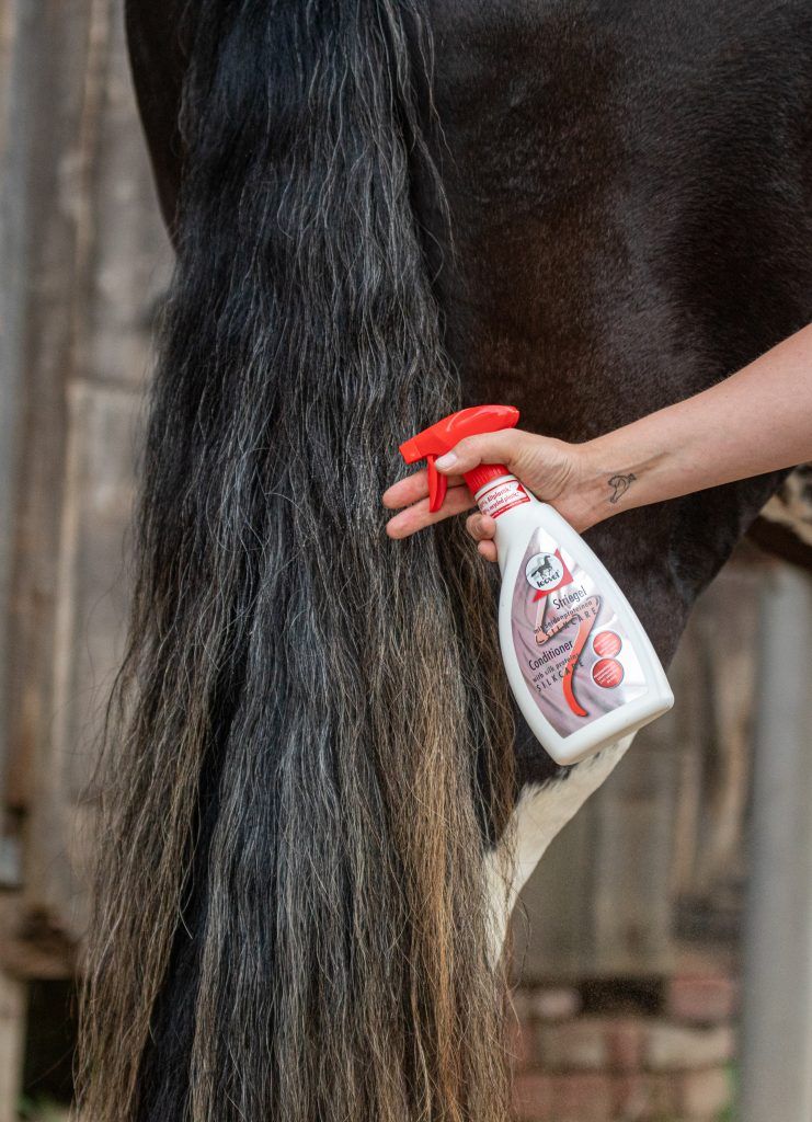 Spray démêlant Leovet Silkcare aux protéines de soie pour chevaux, 550 ml, en utilisation, dans la main