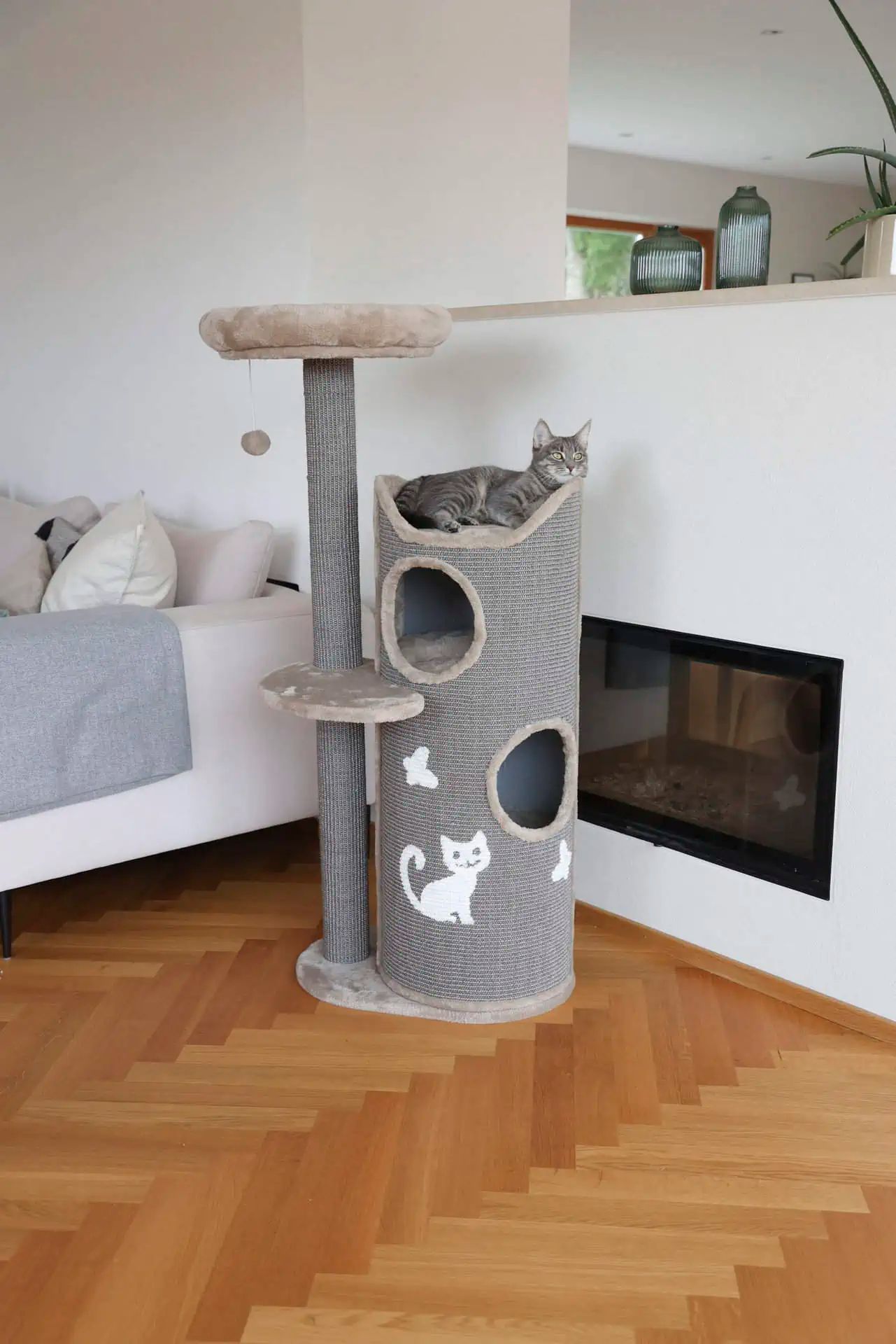 Kerbl Katträd Tiana med klöspipa, sisalklädsel, flera liggytor, 130 cm, i användning, inomhus