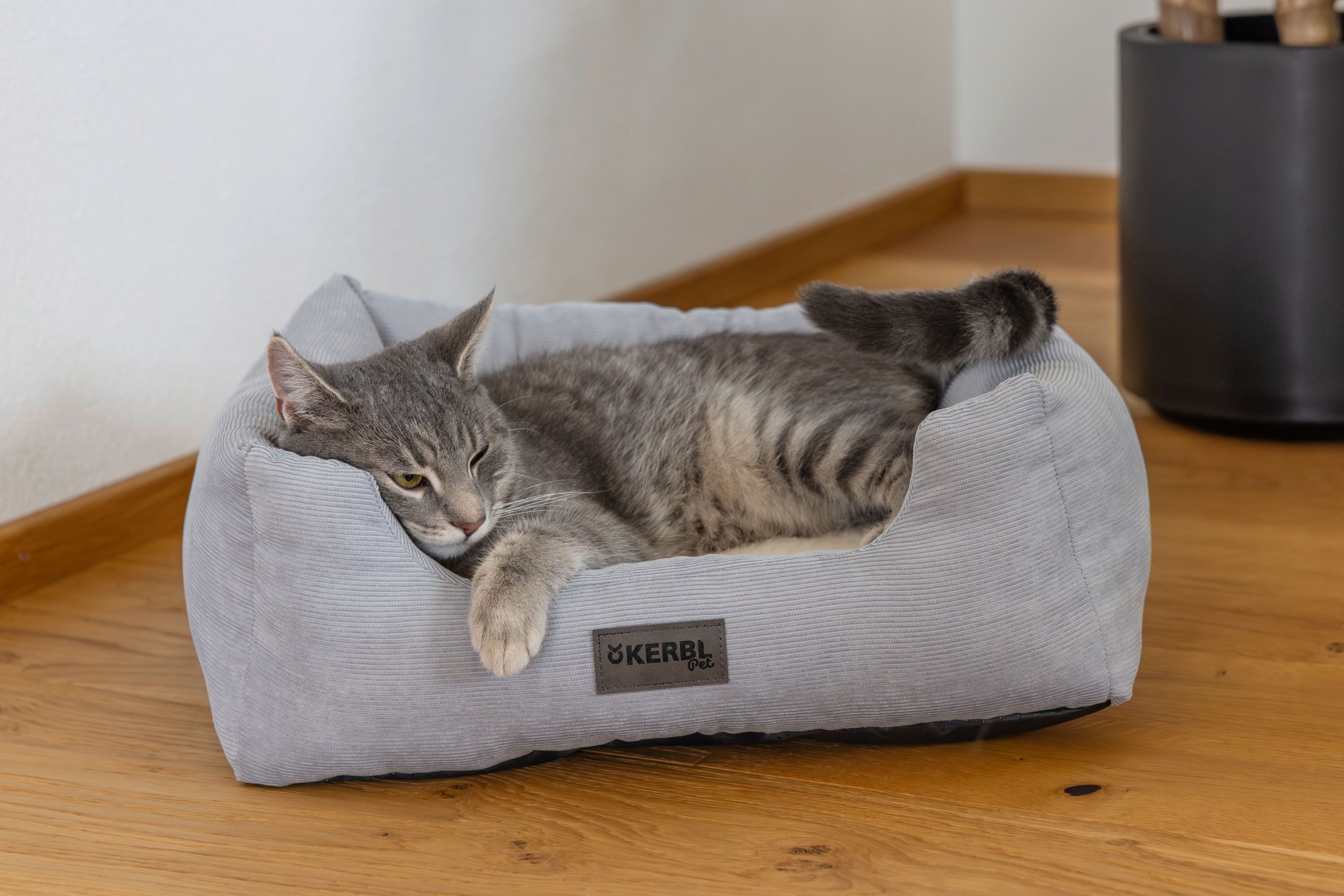 Kerbl Kuschelbett Zoe, Hundebett mit Rand, waschbar, grau-weiß, im Einsatz
