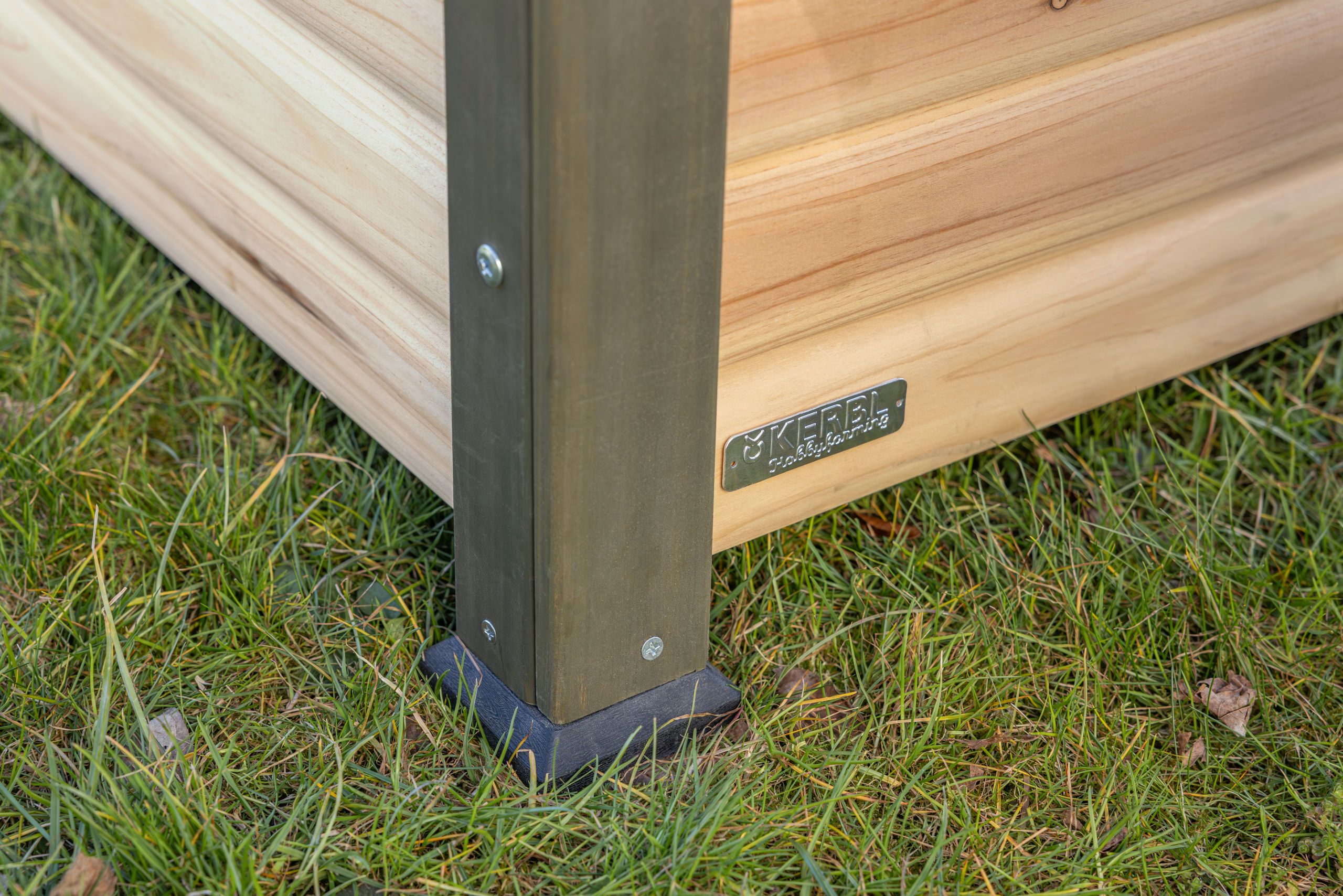 Holzbettenrahmen, Außeneinrichtung, Metallrahmen, Beinenschutz, Markenplatte