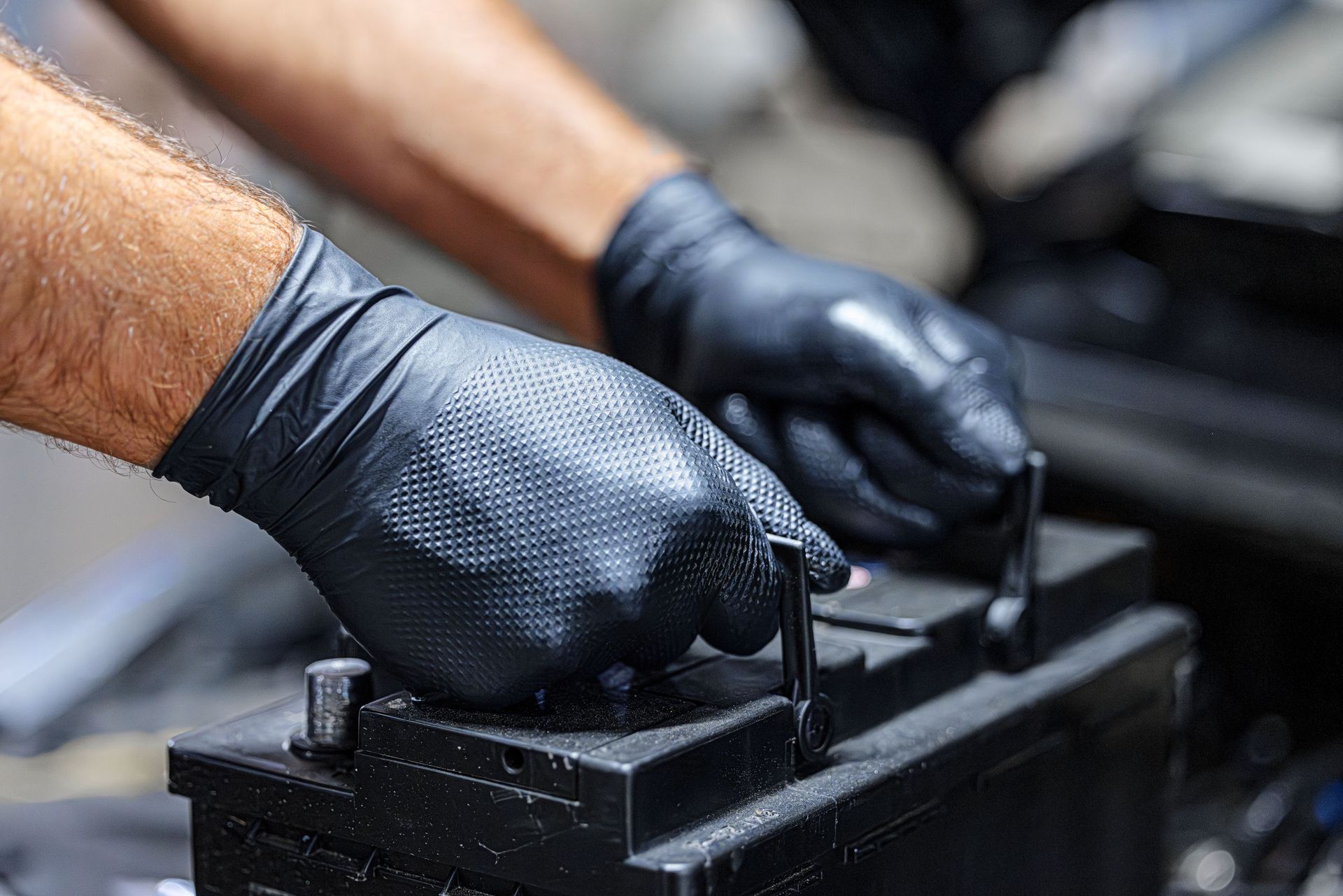 Kerbl Guanti monouso in nitrile X-Grip Black, resistenti a olio e chimici, neri, in uso