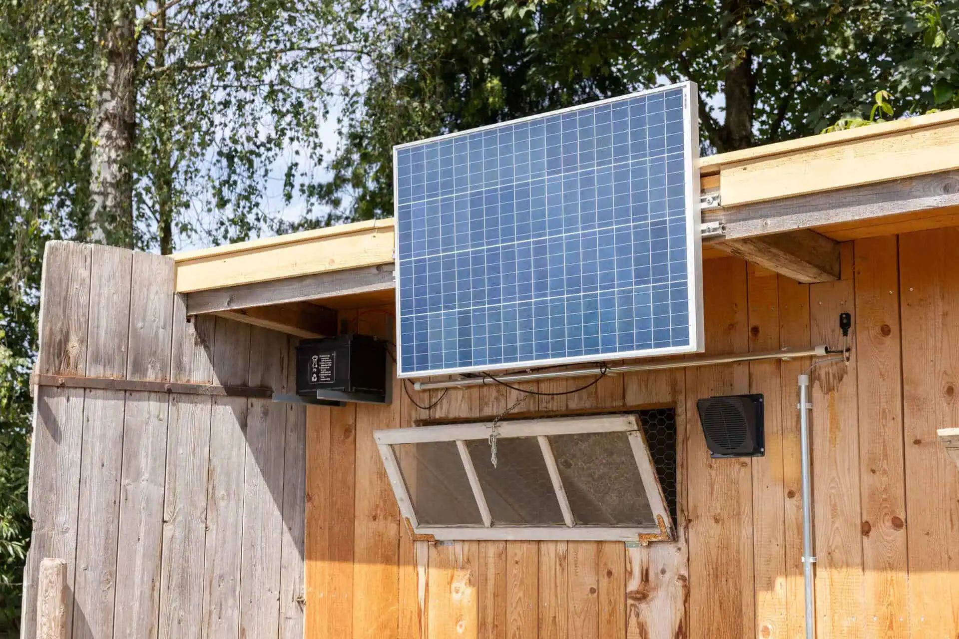 Kerbl Solarpanel 100W mit Laderegler für Stall & Weidezaun, im Einsatz, im Stall