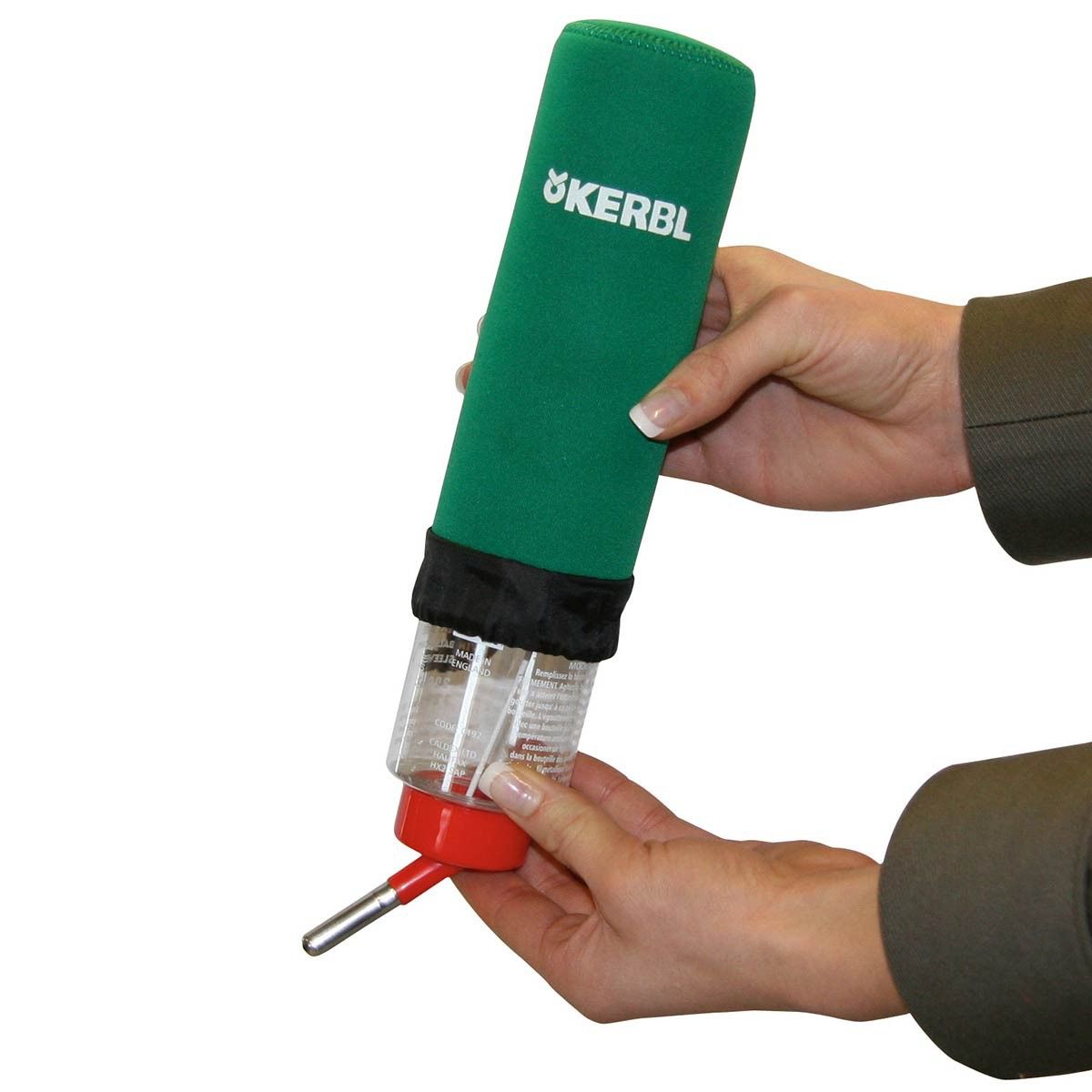 Kerbl THERMO skyddsöverdrag för dricksflaskor för gnagare, 500-600 ml, i användning, i handen