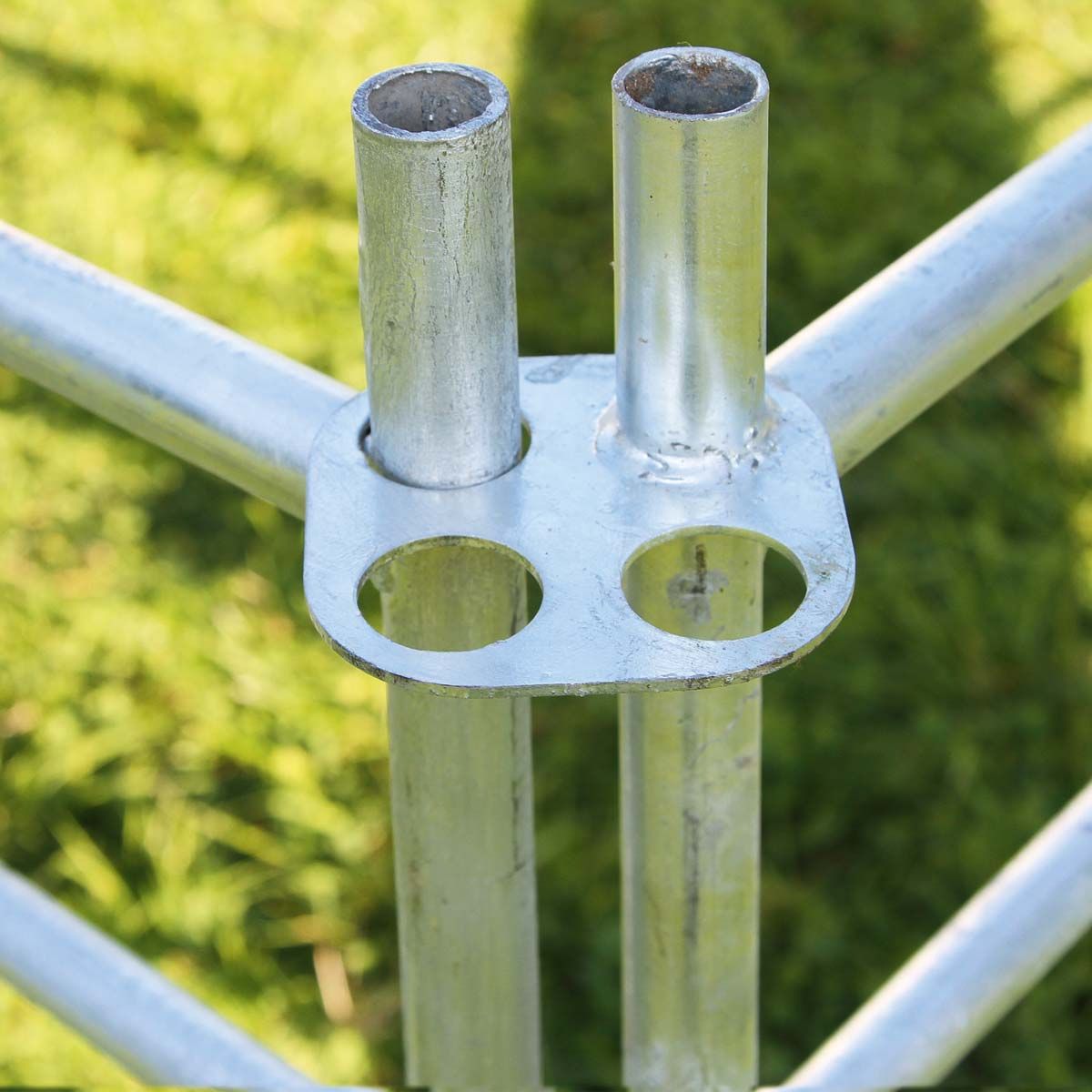 4x Steckfixhorde für Schafe mit Tor 1,83 x 0,92 m, Detailansicht, Halterung