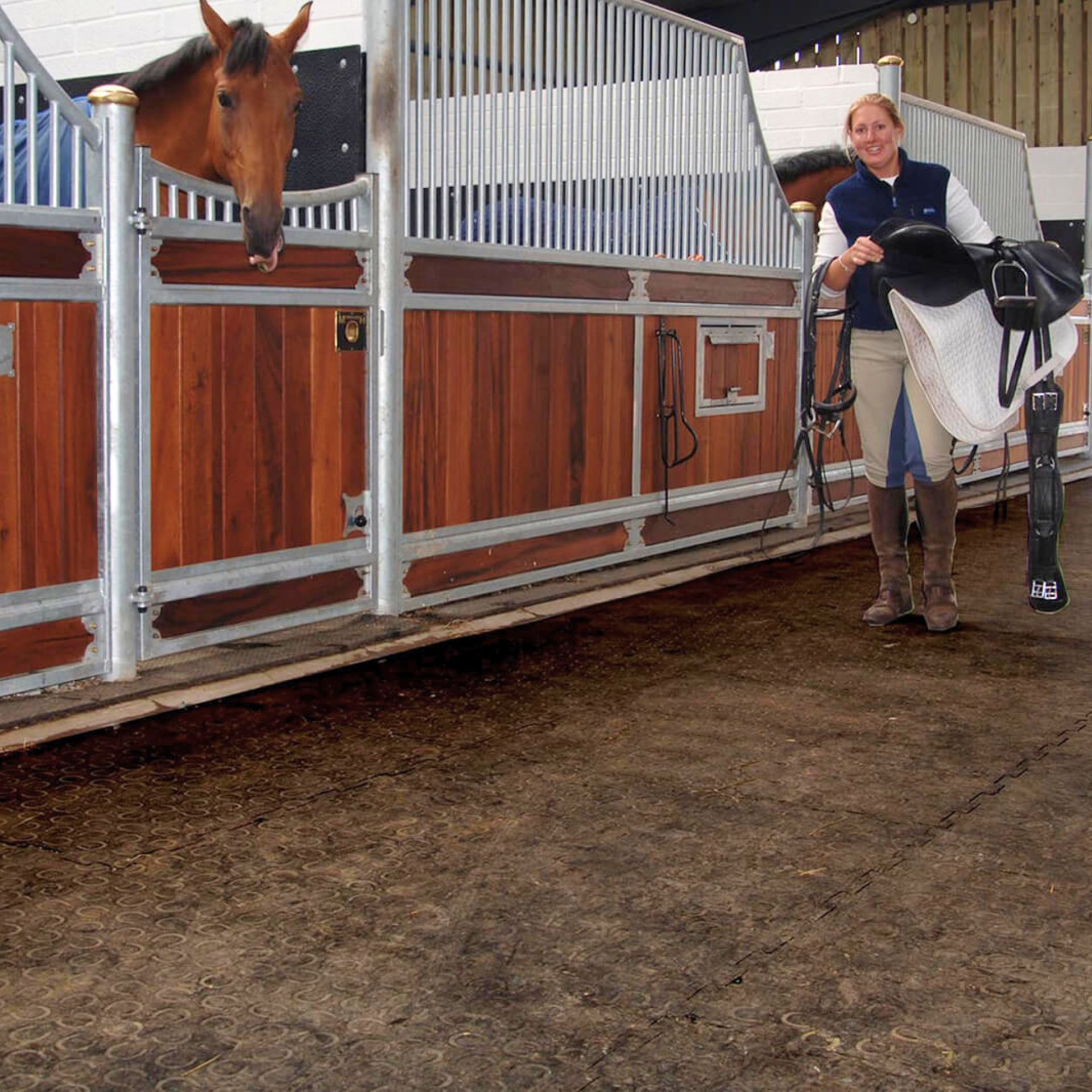 Belmondo Stallmatte Walkway 100x100x1,1 cm, rutschfest, im Einsatz, im Stall