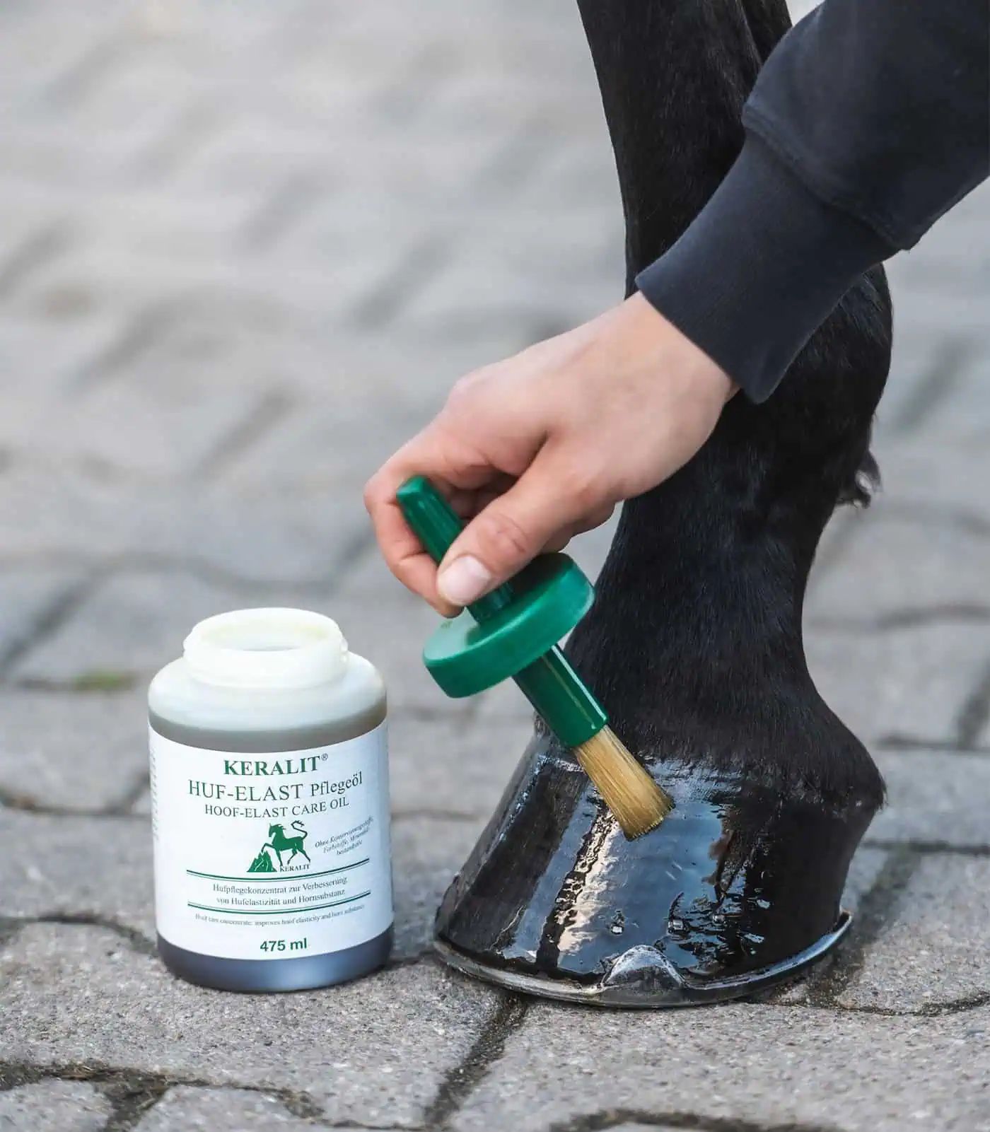 Keralit Huf-Elast Pflegeöl für elastische Pferdehufe, 475 ml, im Einsatz, in der Hand