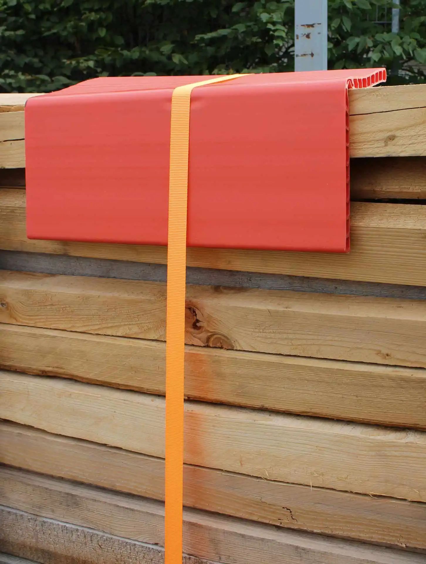Kerbl Kantskyddsvinkel dubbel stegplatta orange, plast, skänkellängd 190x190mm, i användning