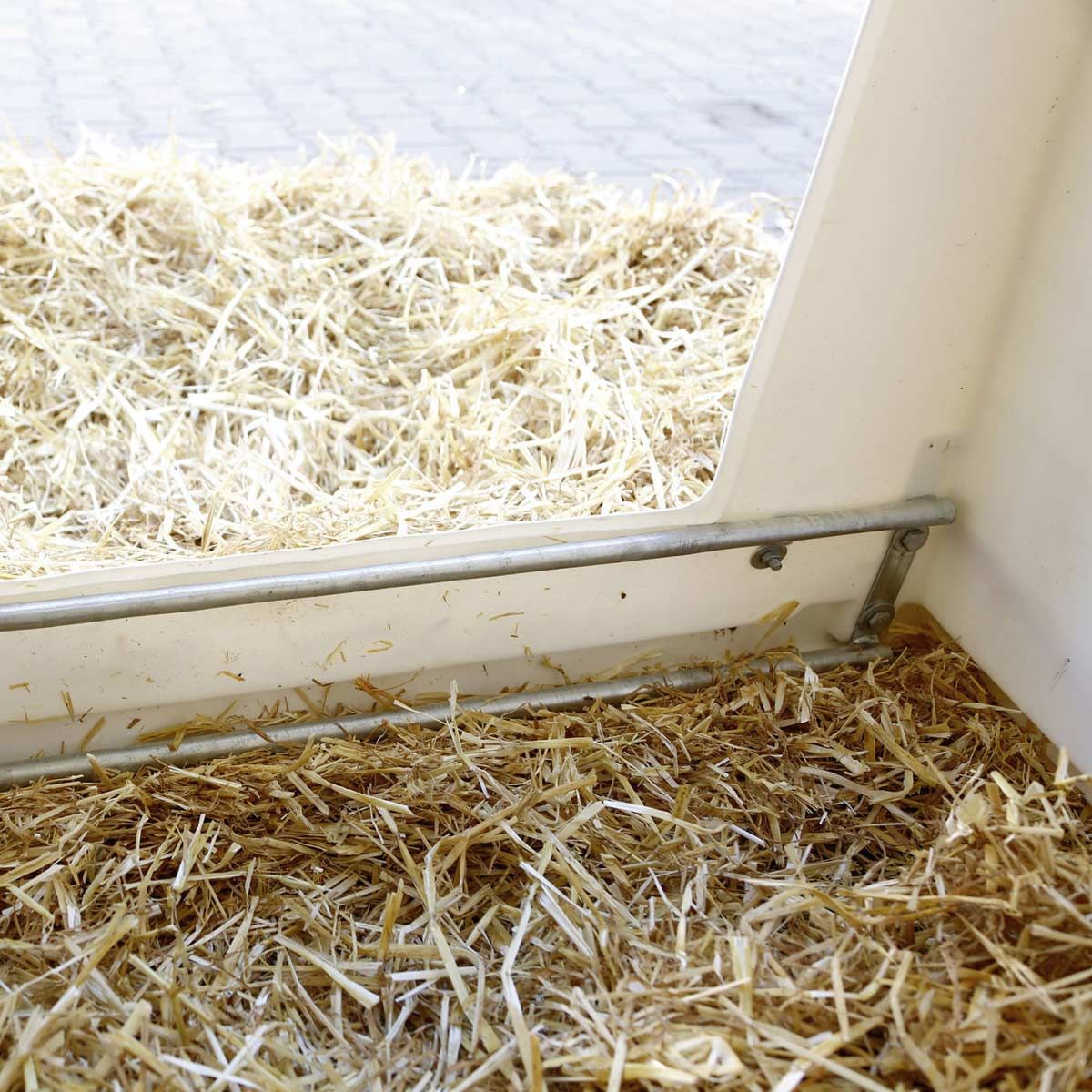Kerbl Bodenschwelle Nachrüstsatz CalfHouse PE UV+, Metall, im Einsatz, im Stall