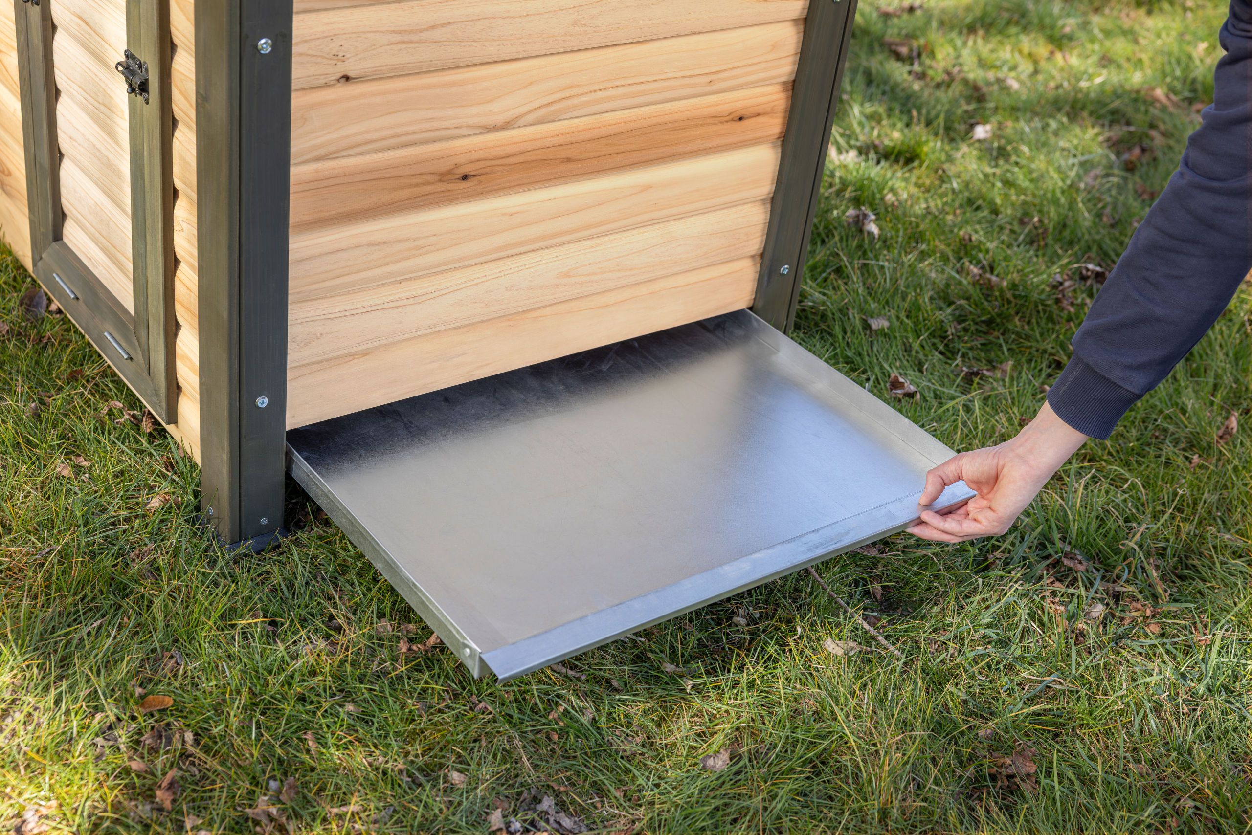 Bienenstock, Bienenhaus, Holz, Metallklappe, Außenbereich