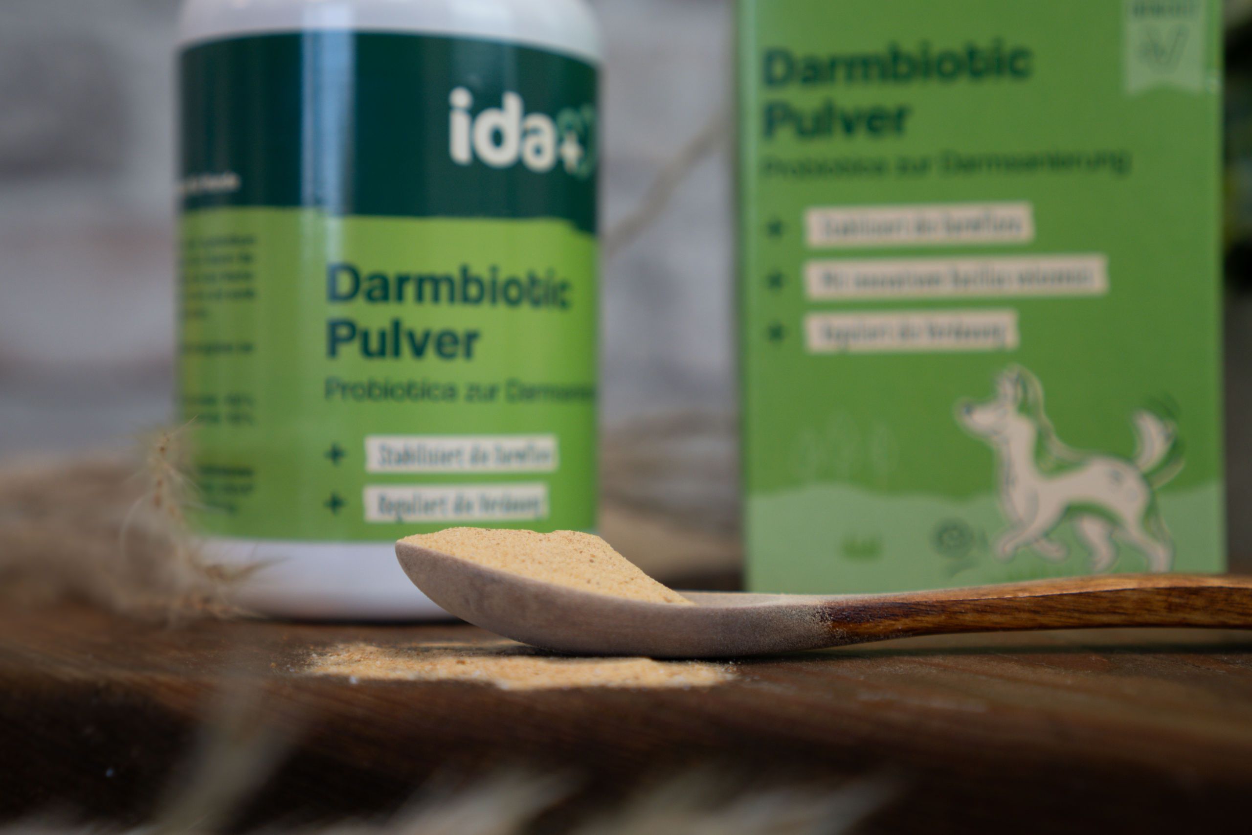 probiotisches Pulver, Hundezusatz, grüne Verpackung, Löffel, Flaschenetikett